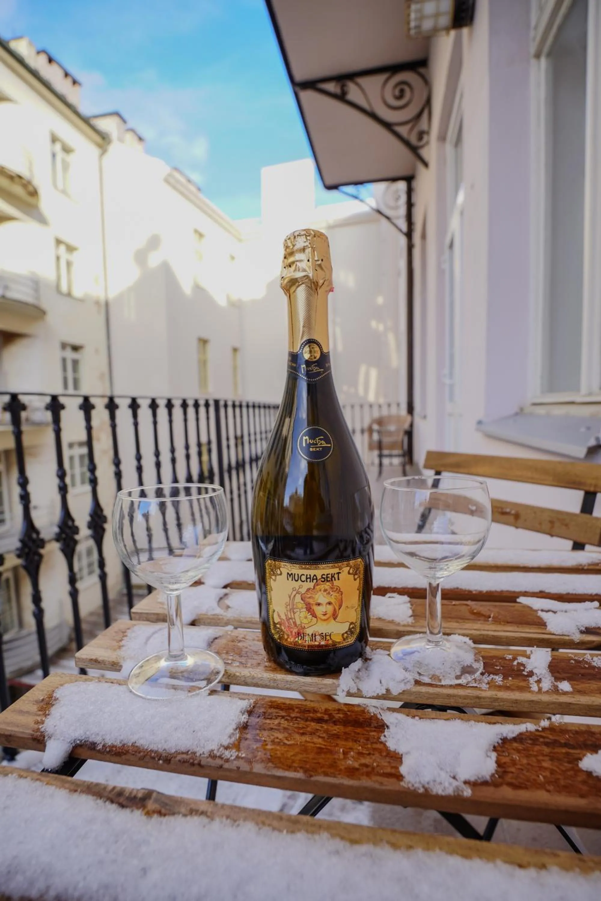 Drinks in Elegant & Stylish Center Apartments!