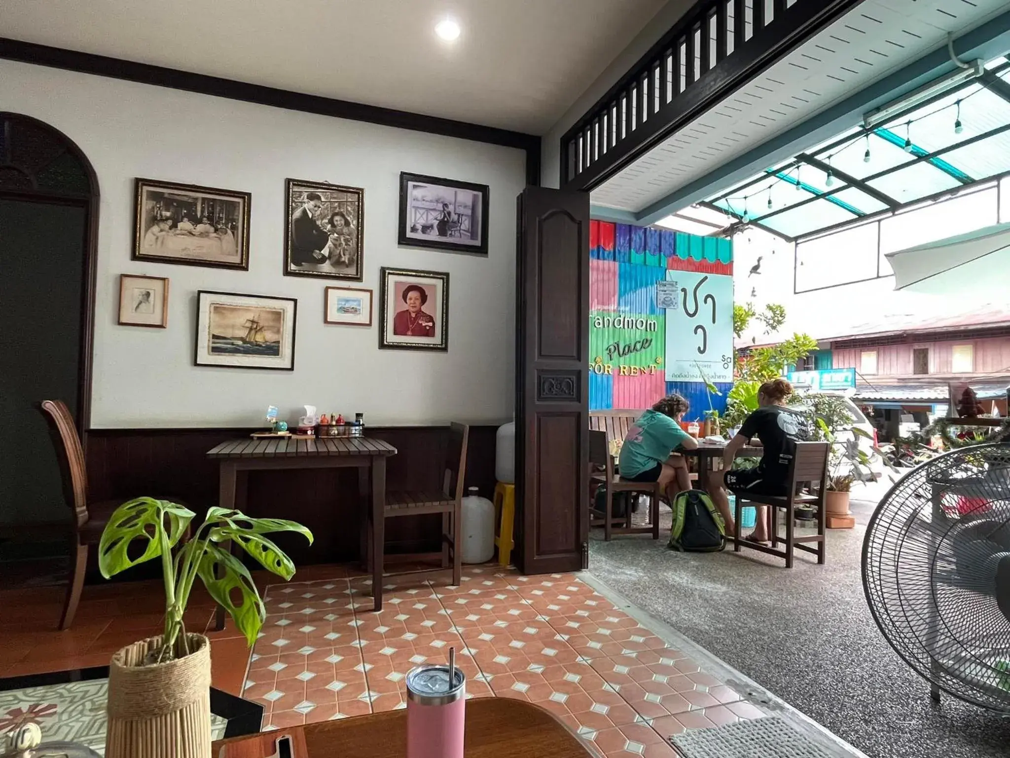 Restaurant/places to eat in Grandmom Place Restaurant/places to eat in Grandmom Place