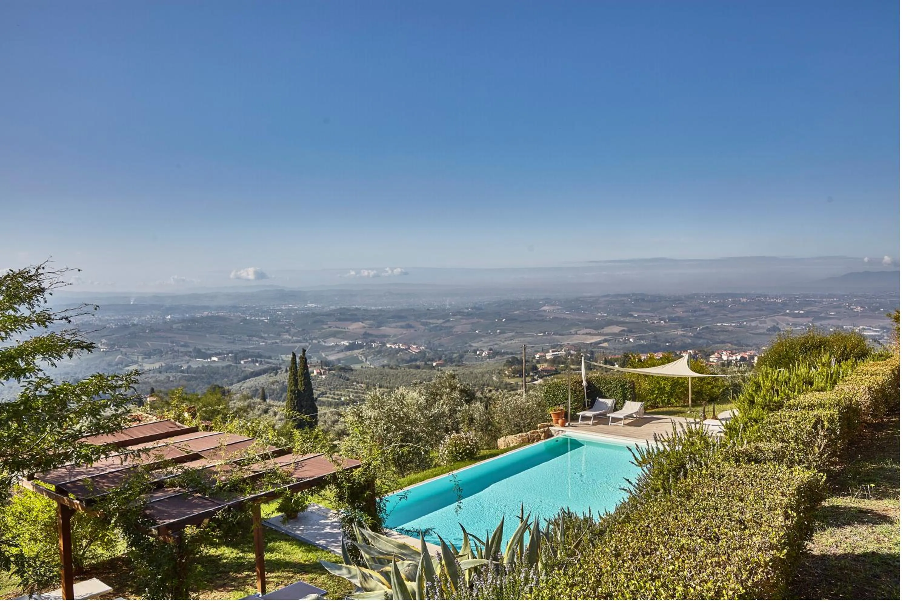 Pool view in Colle da Vinci