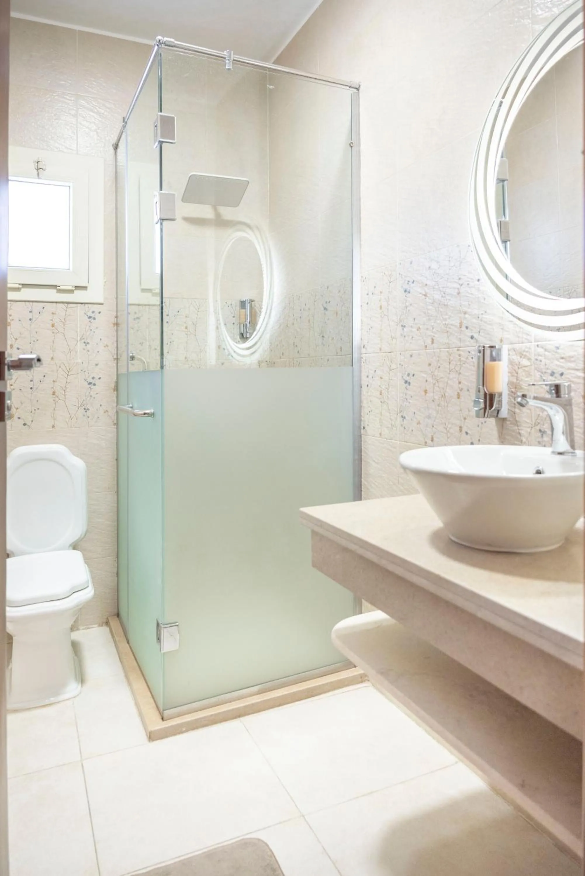 Shower in GEM VIEW INN