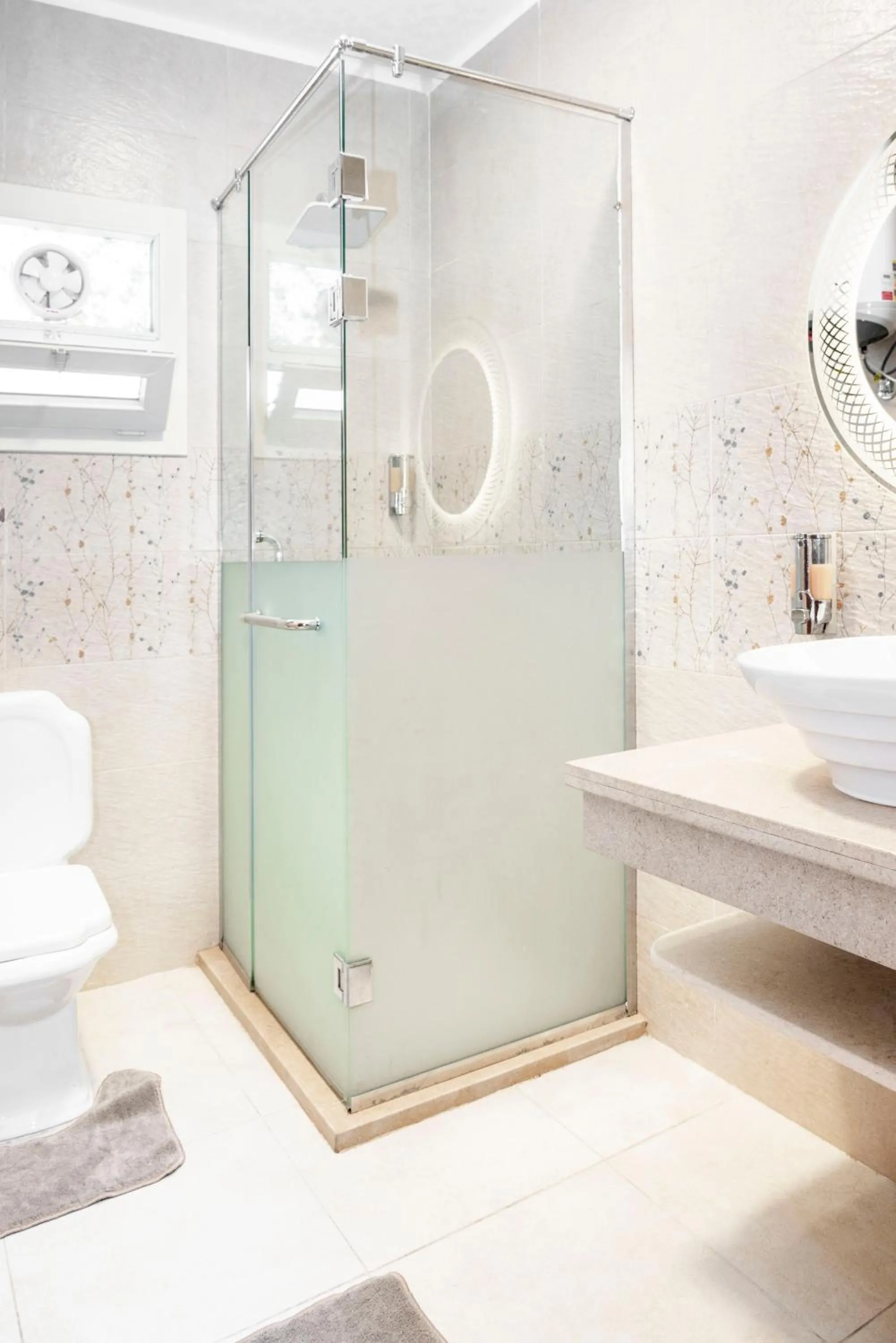 Shower in GEM VIEW INN