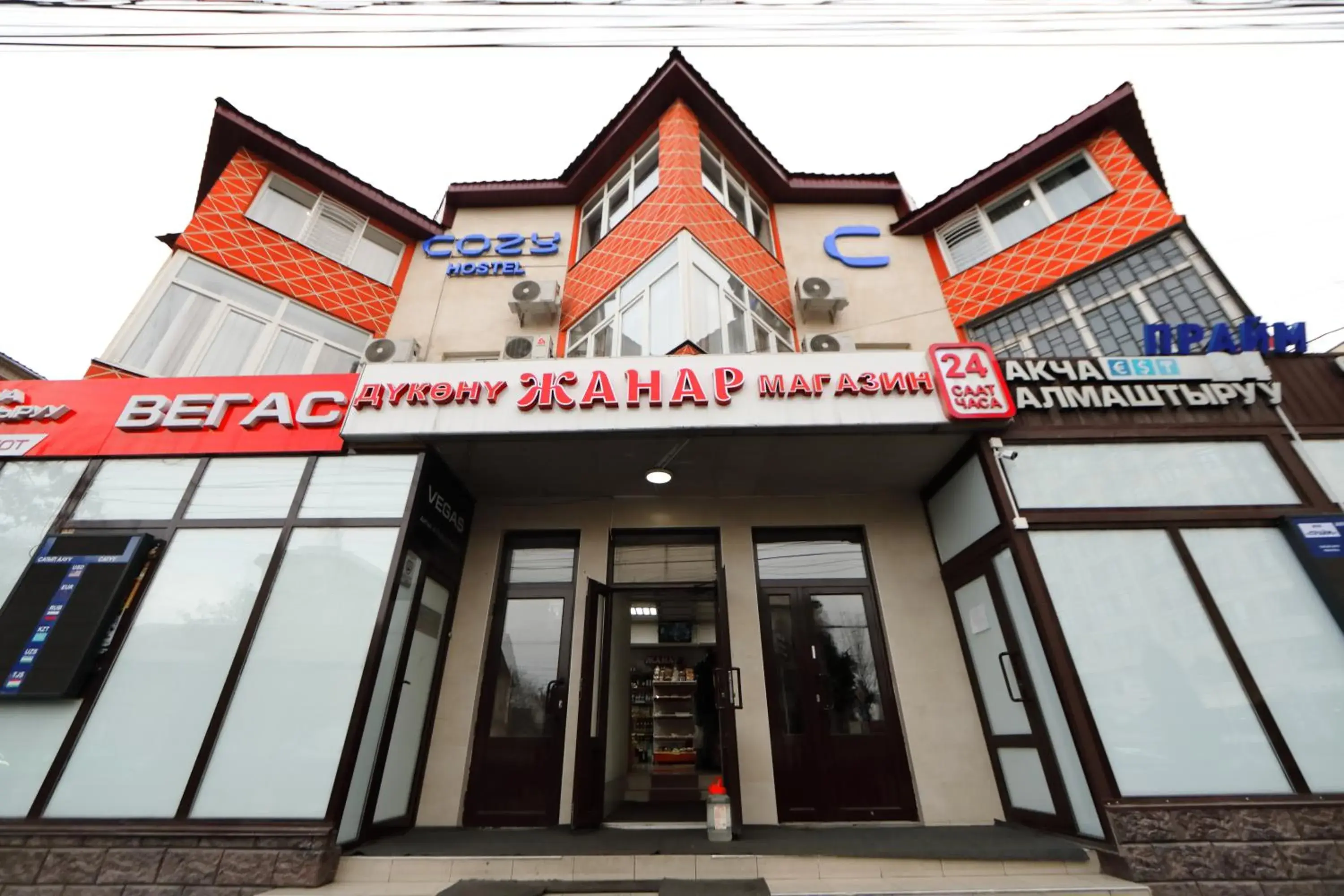 Facade/entrance in Cozy Hostel Facade/entrance in Cozy Hostel