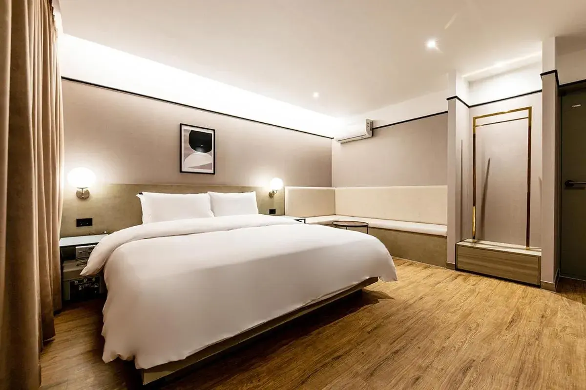 Photo of the whole room, Bed in Hotel Yaja Masan Odong Branch Photo of the whole room, Bed in Hotel Yaja Masan Odong Branch