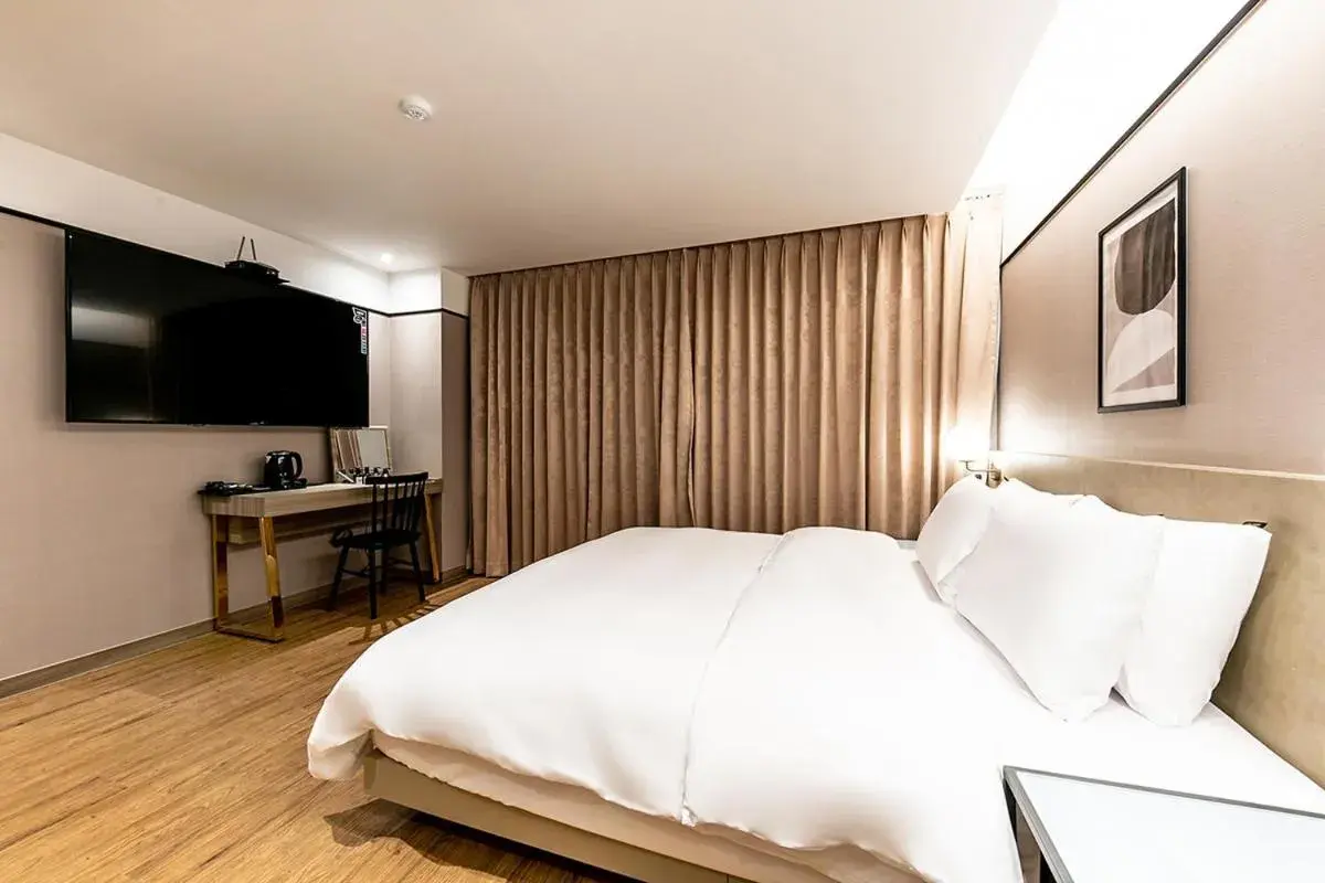 Photo of the whole room, Bed in Hotel Yaja Masan Odong Branch Photo of the whole room, Bed in Hotel Yaja Masan Odong Branch