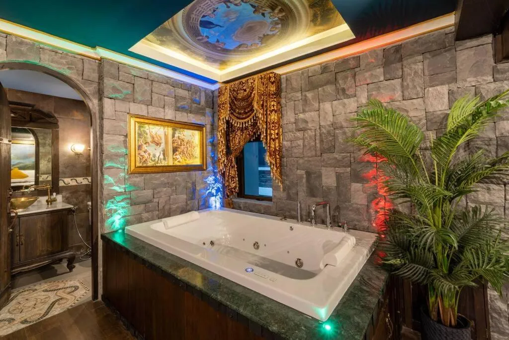 Hot Tub in The Castle Pratumnak Hill Pattaya 6 Bedroom