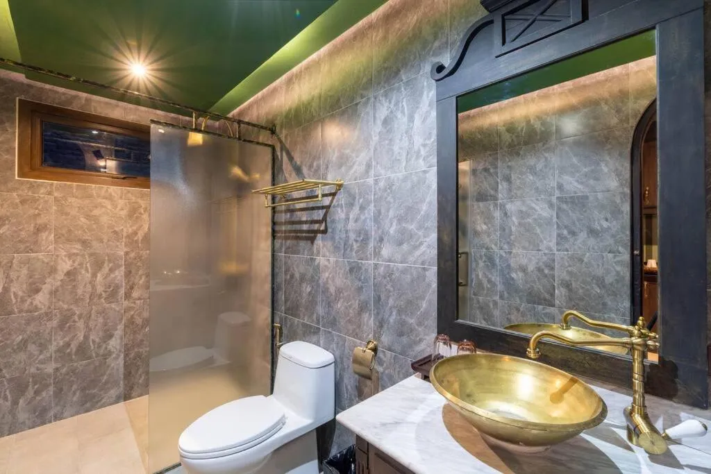 Toilet in The Castle Pratumnak Hill Pattaya 6 Bedroom