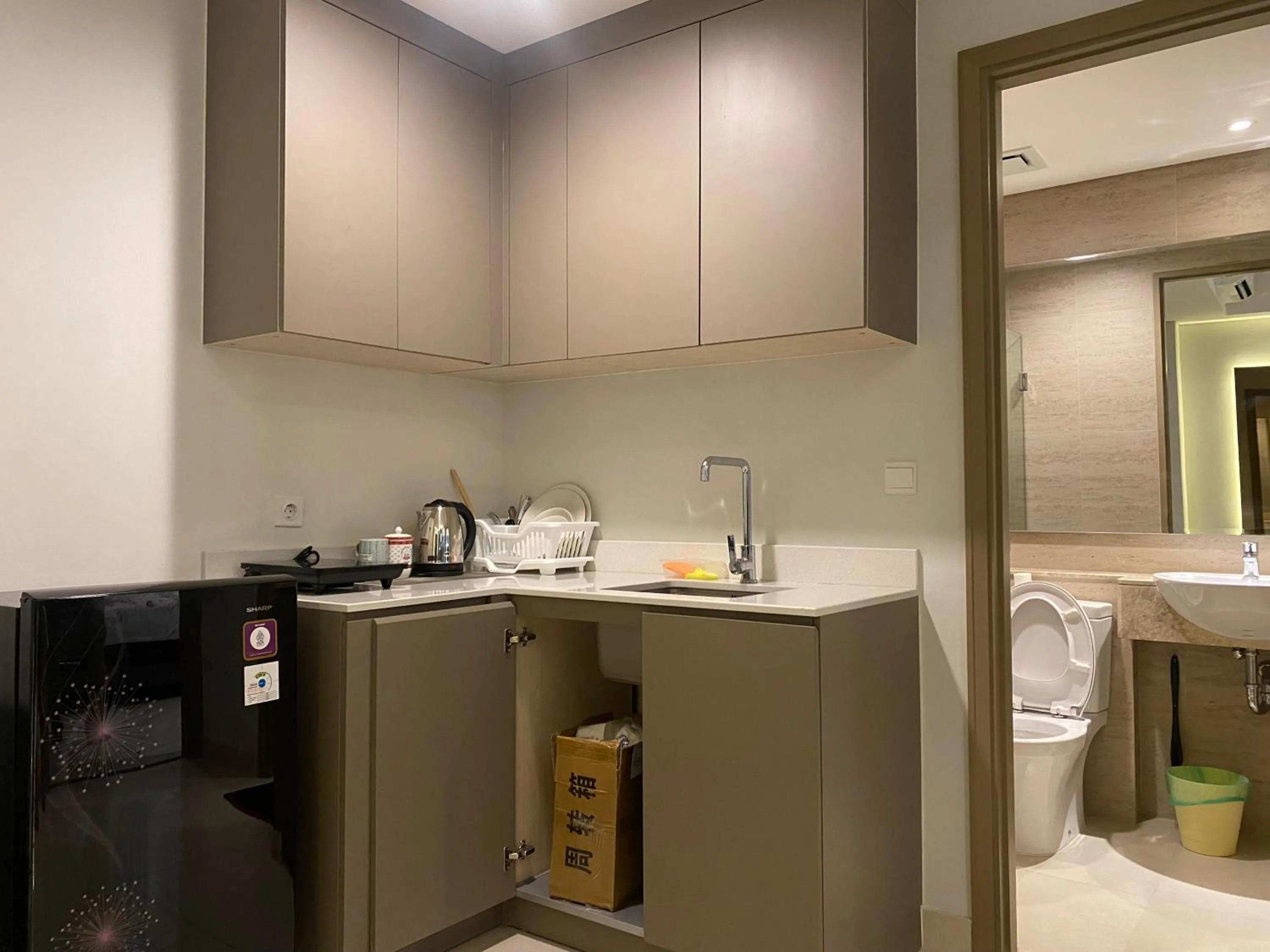 Kitchen or kitchenette in Comfort and Luxury Private Room at Goldcoast PIK