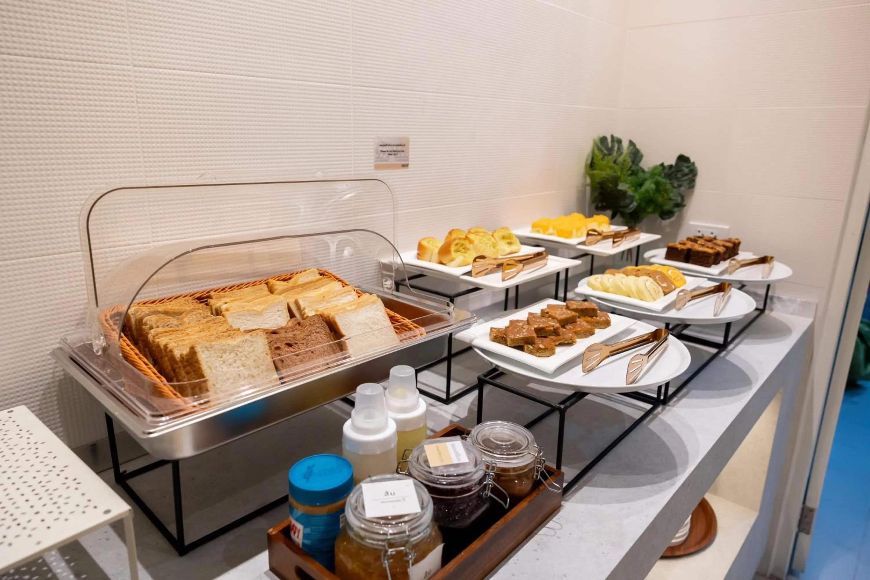 Food and drinks in GOOD Nakhonsawan Hotel