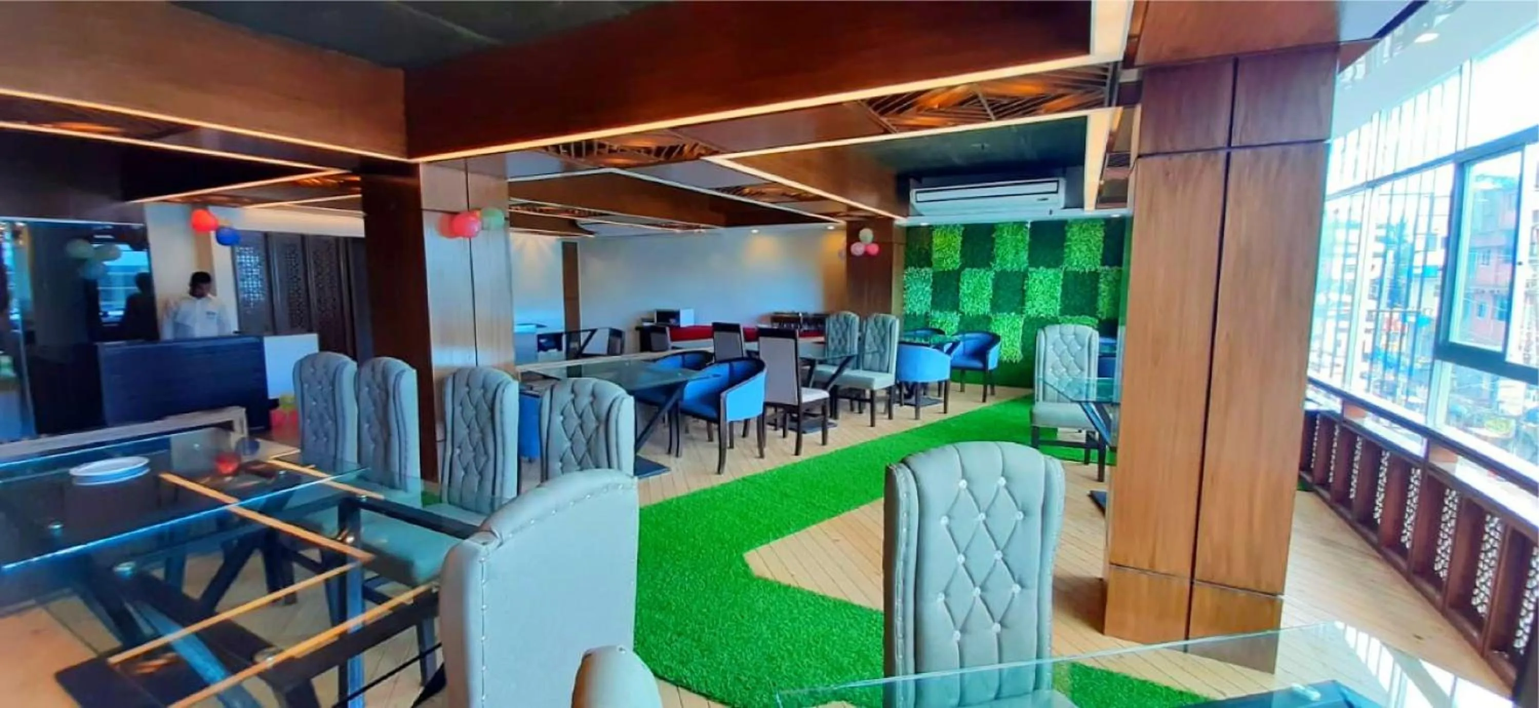 Restaurant/places to eat in New Hotel Grand View