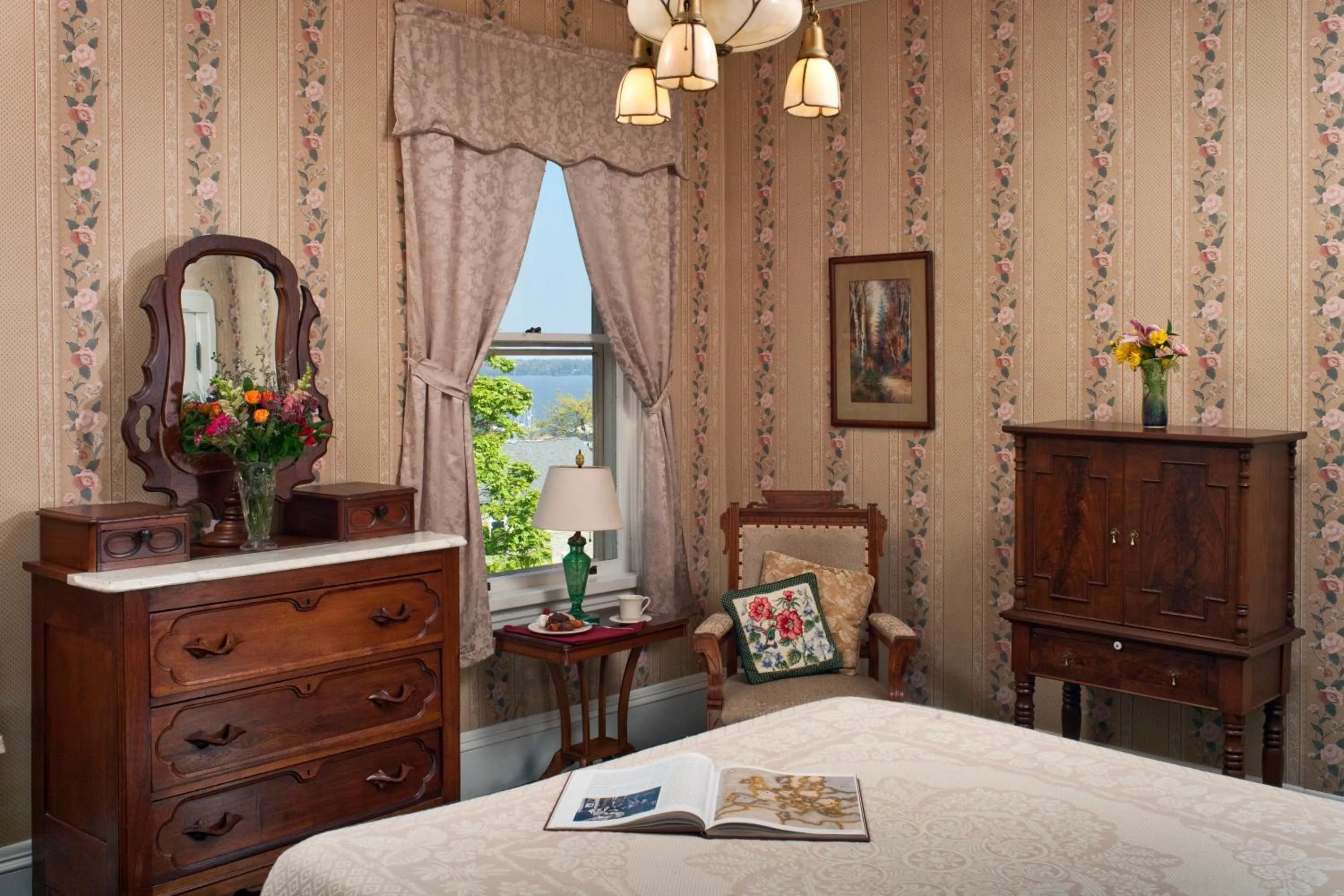 Bedroom in Old Rittenhouse Inn