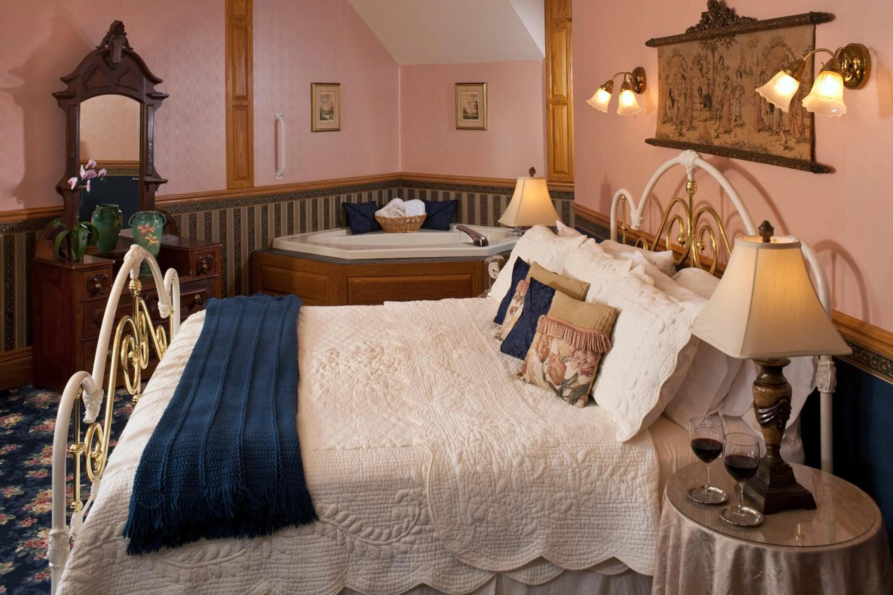 Bedroom in Old Rittenhouse Inn