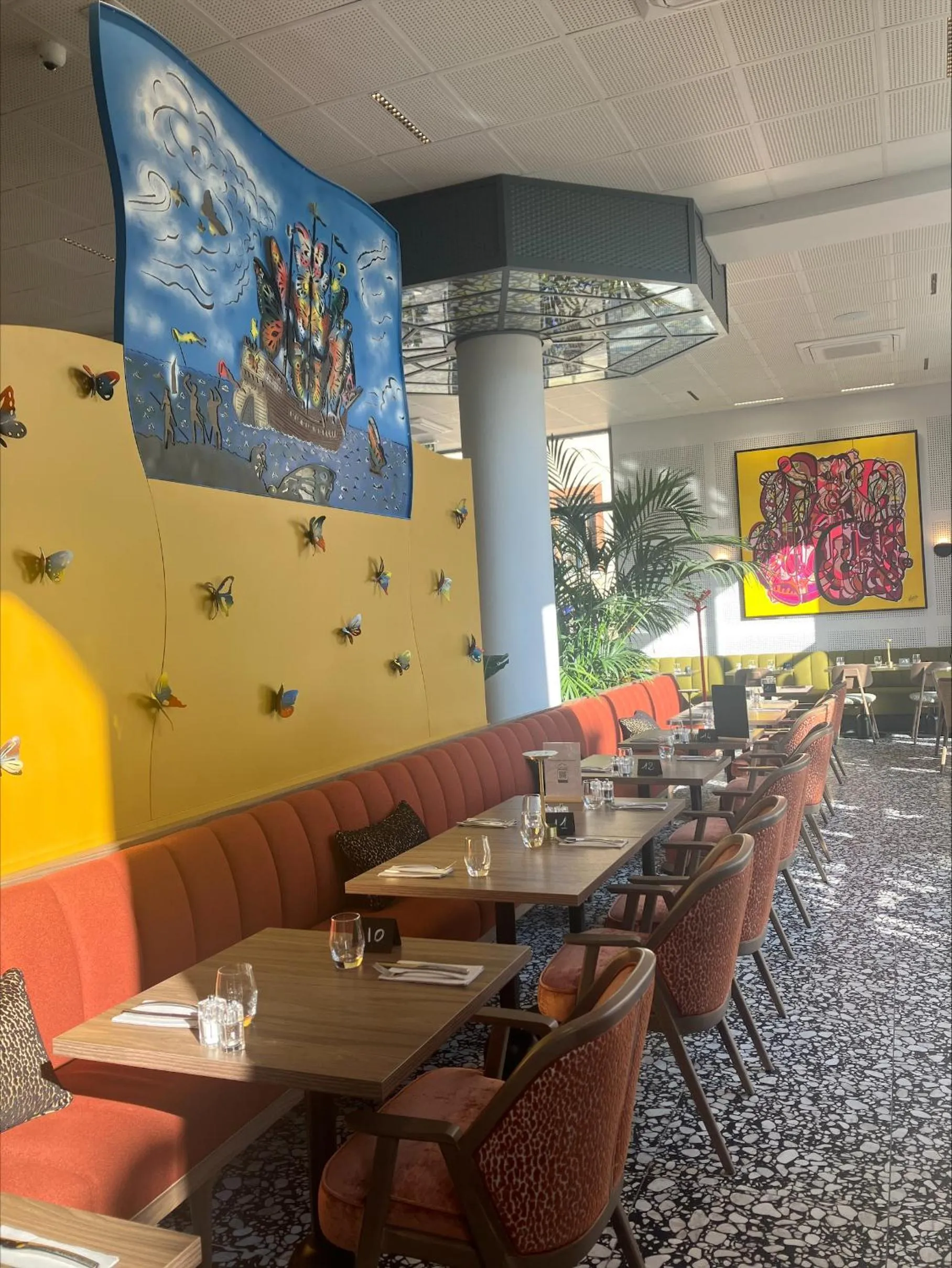 Seating area in Dali Hôtel Montauban