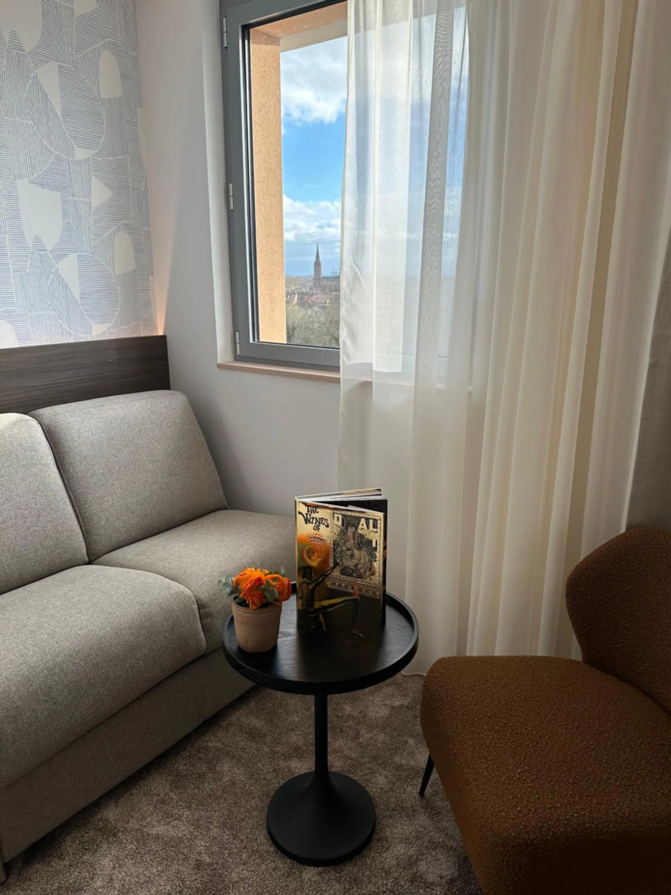 Seating area in Dali Hôtel Montauban