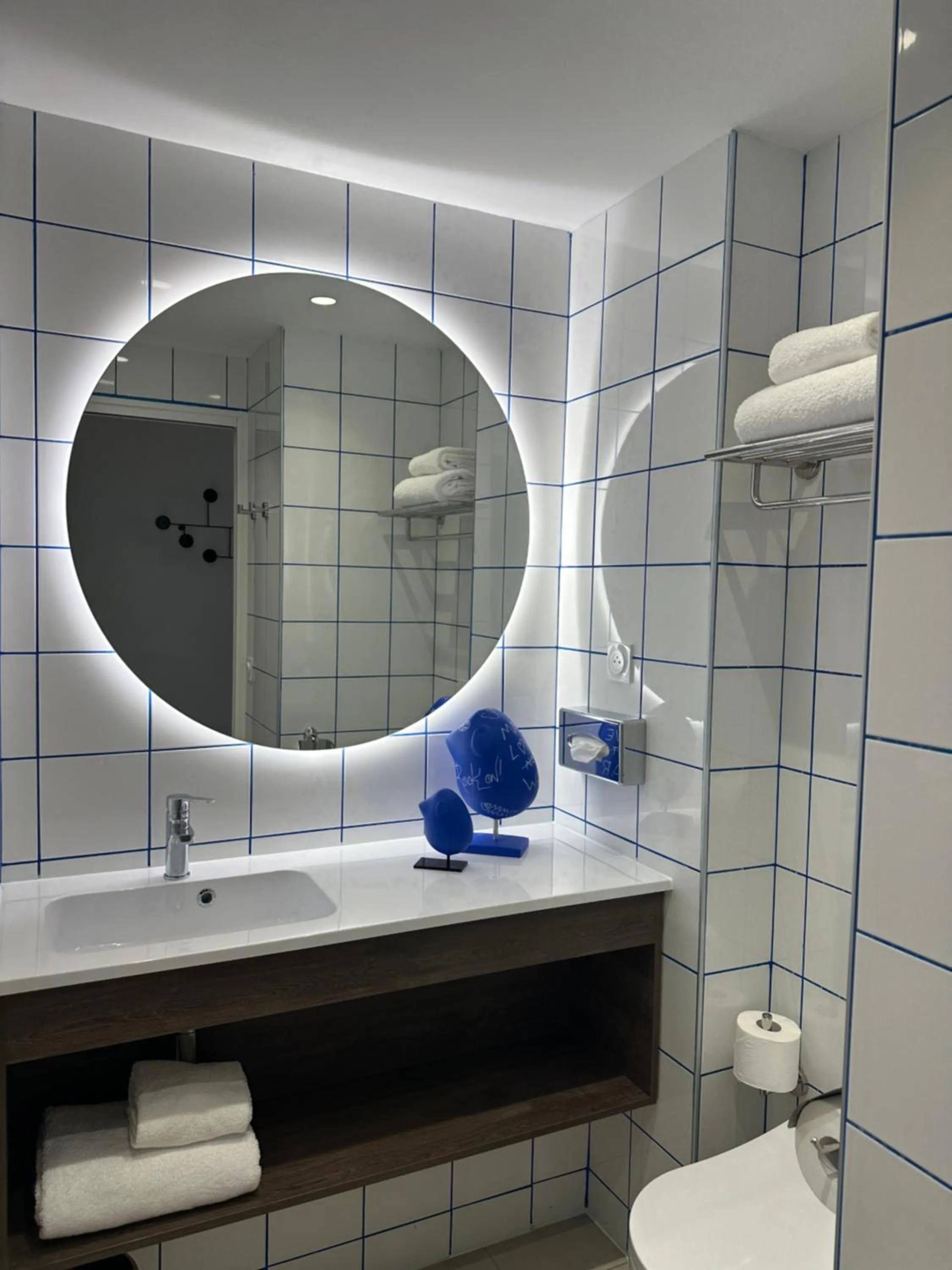 Bathroom in Dali Hôtel Montauban