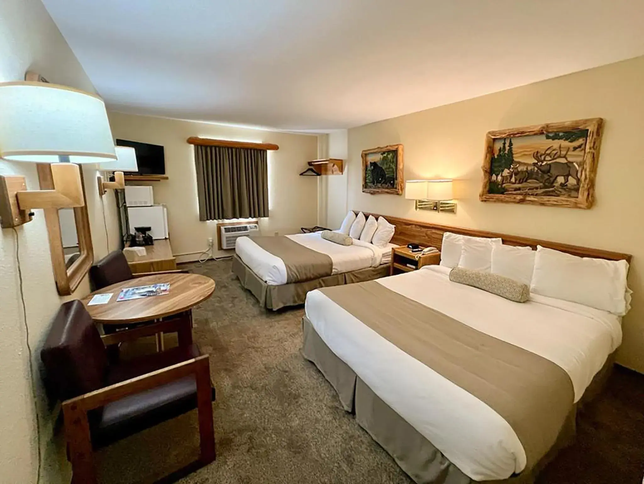 Bed in Beartooth Hideaway Inn & Cabins Bed in Beartooth Hideaway Inn & Cabins