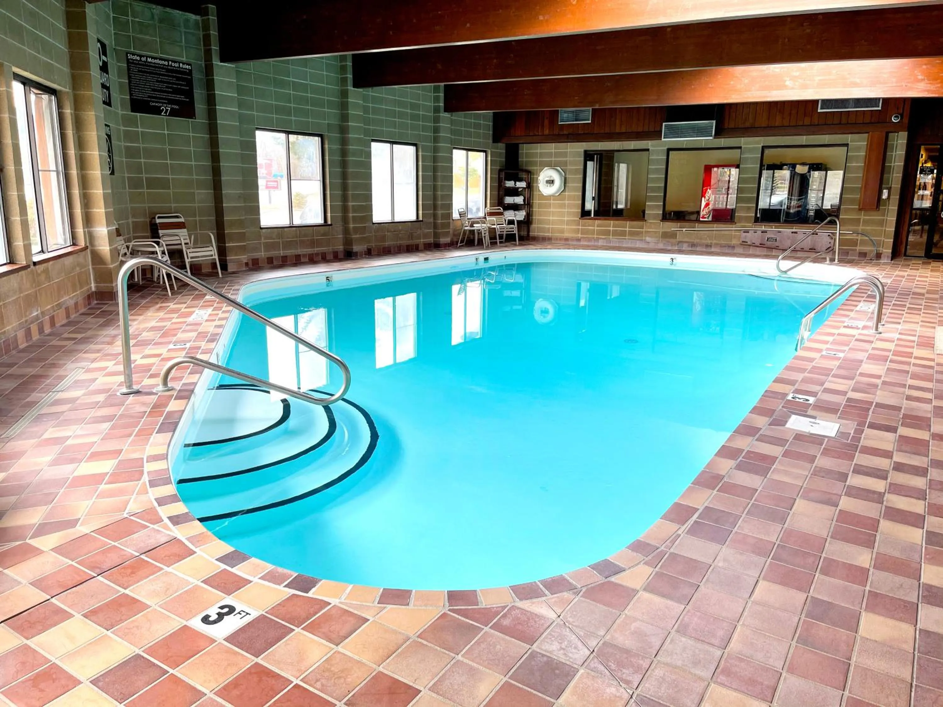 Swimming pool in Beartooth Hideaway Inn & Cabins