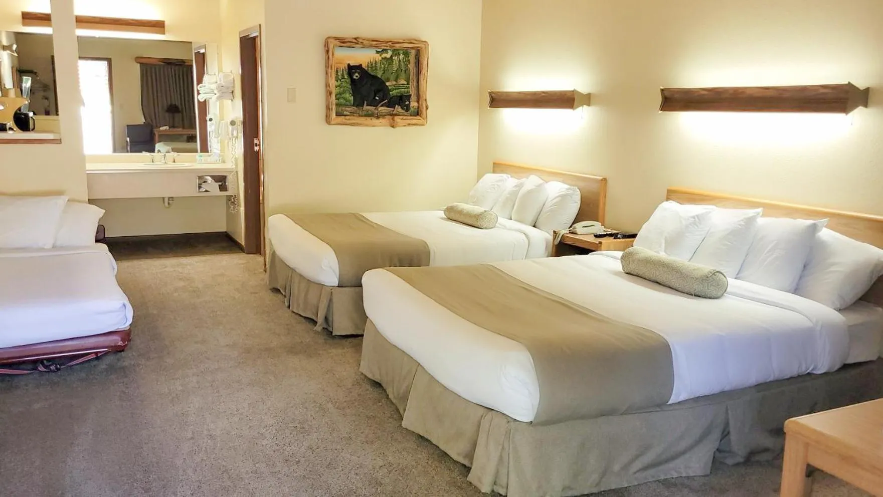 Photo of the whole room, Bed in Beartooth Hideaway Inn & Cabins