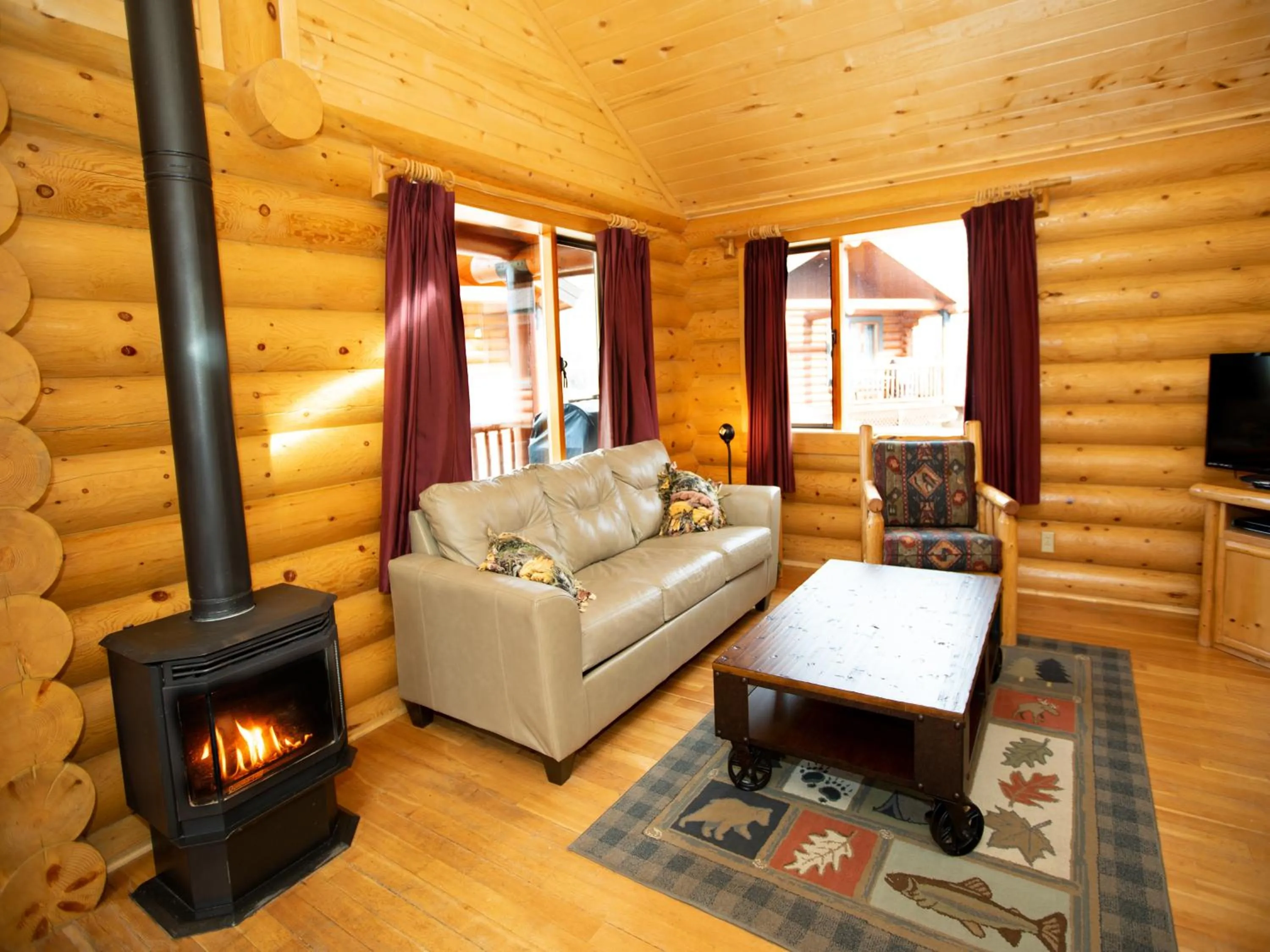 Living room in Beartooth Hideaway Inn & Cabins