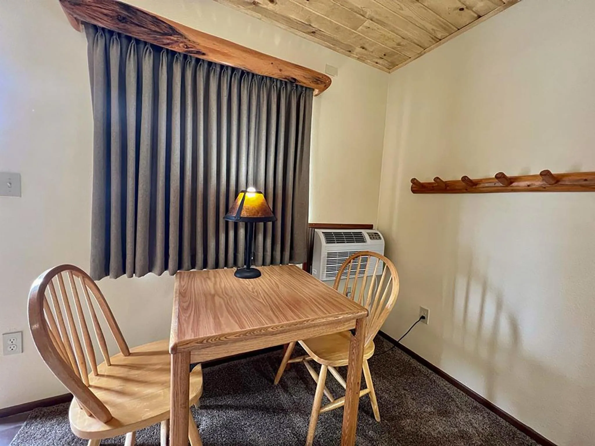 Seating area in Beartooth Hideaway Inn & Cabins