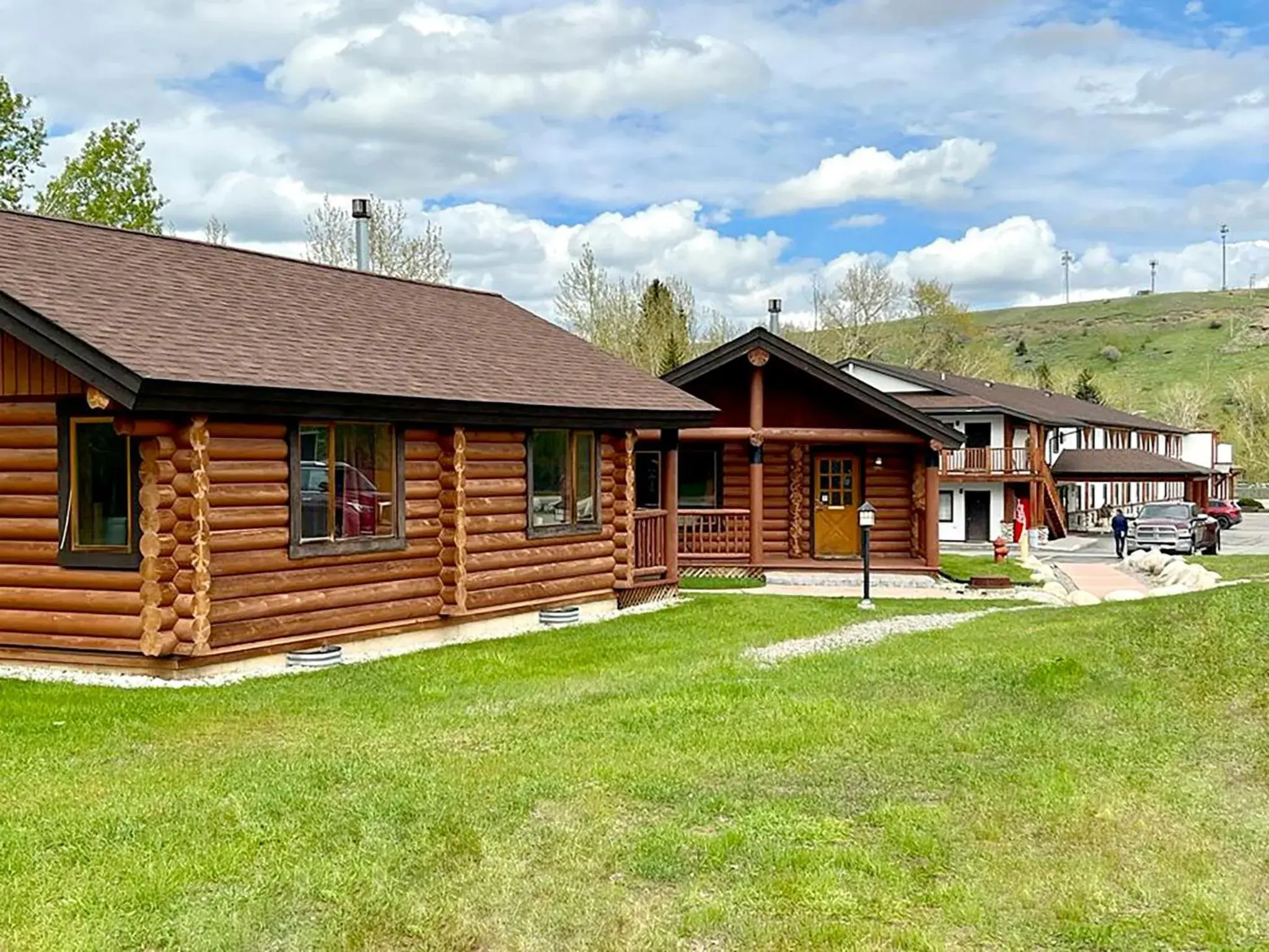 Property building in Beartooth Hideaway Inn & Cabins Property building in Beartooth Hideaway Inn & Cabins