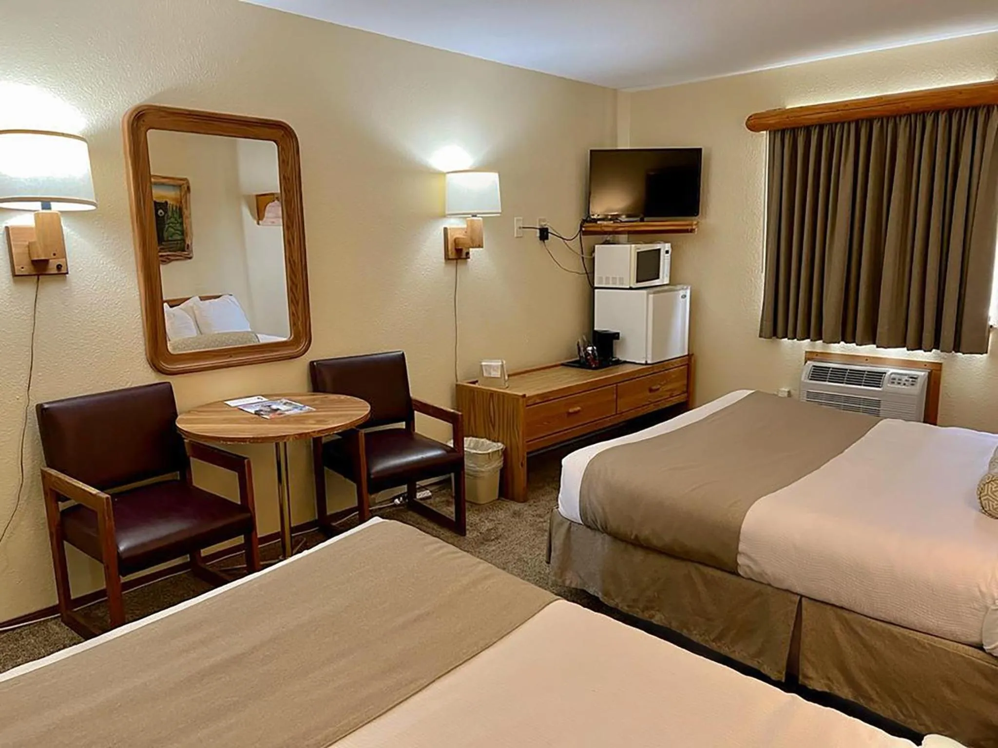 Bed in Beartooth Hideaway Inn & Cabins