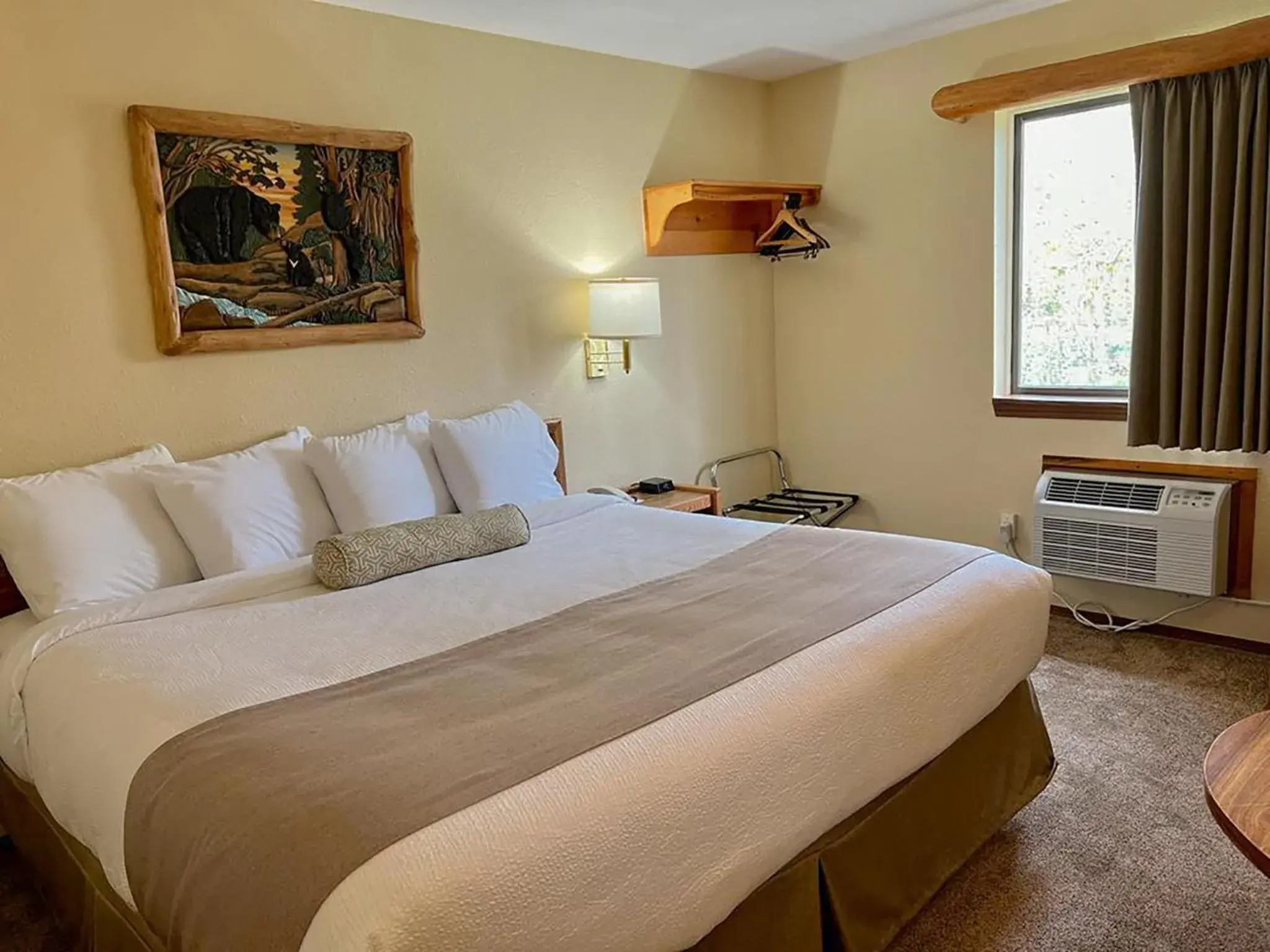 Bed in Beartooth Hideaway Inn & Cabins Bed in Beartooth Hideaway Inn & Cabins