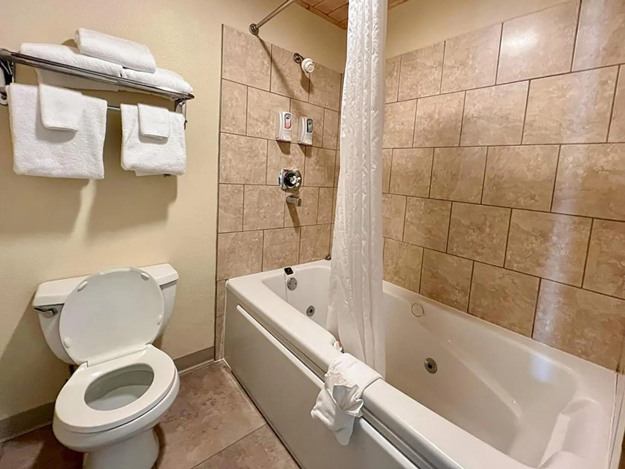 Bathroom in Beartooth Hideaway Inn & Cabins