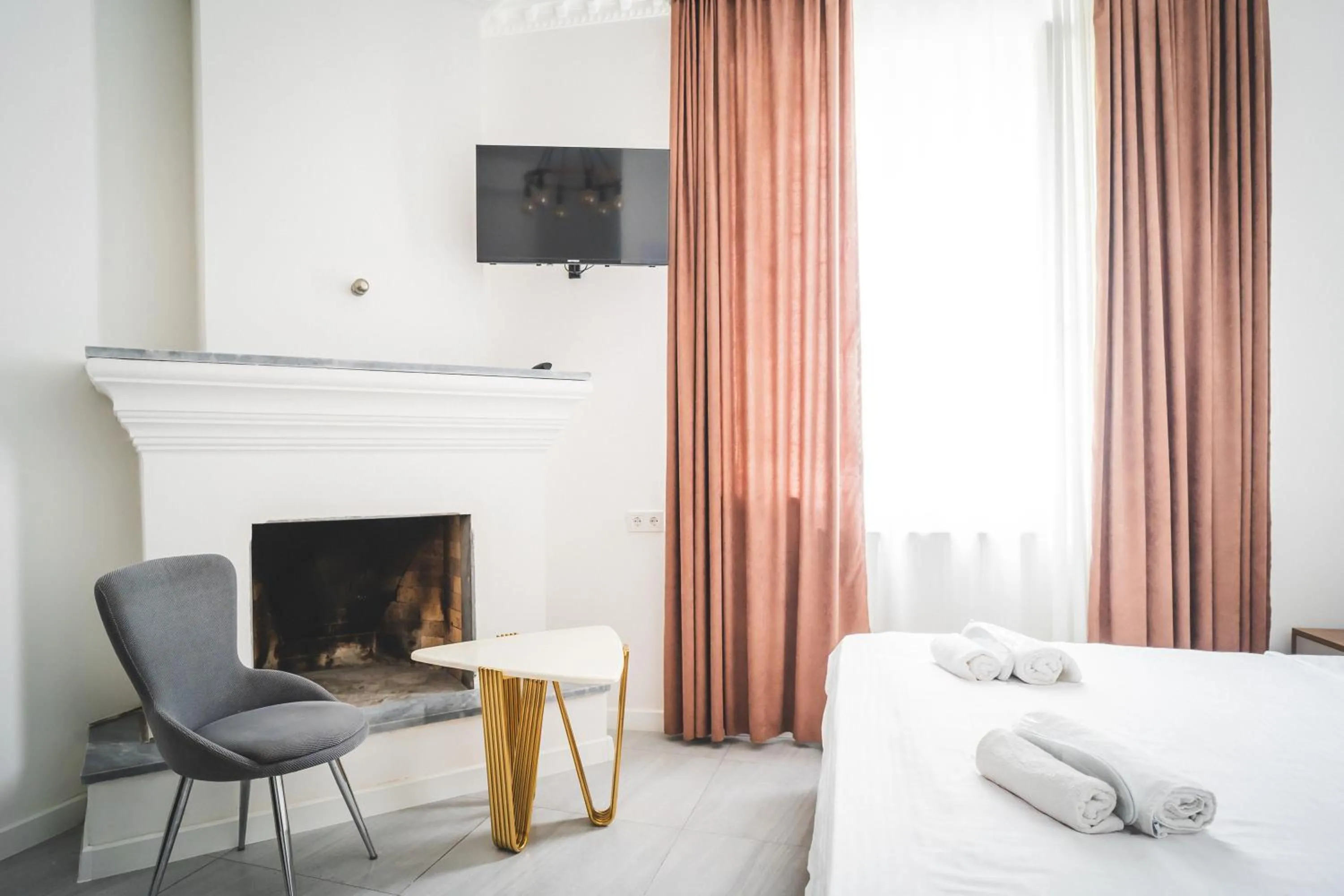 Superior King Room - single occupancy in White House