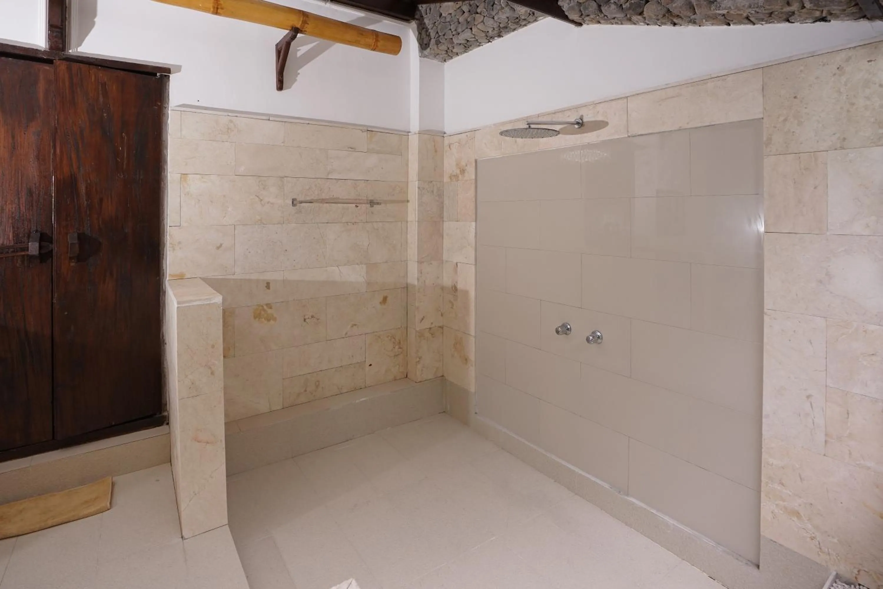 Bathroom in Rinjani Lodge