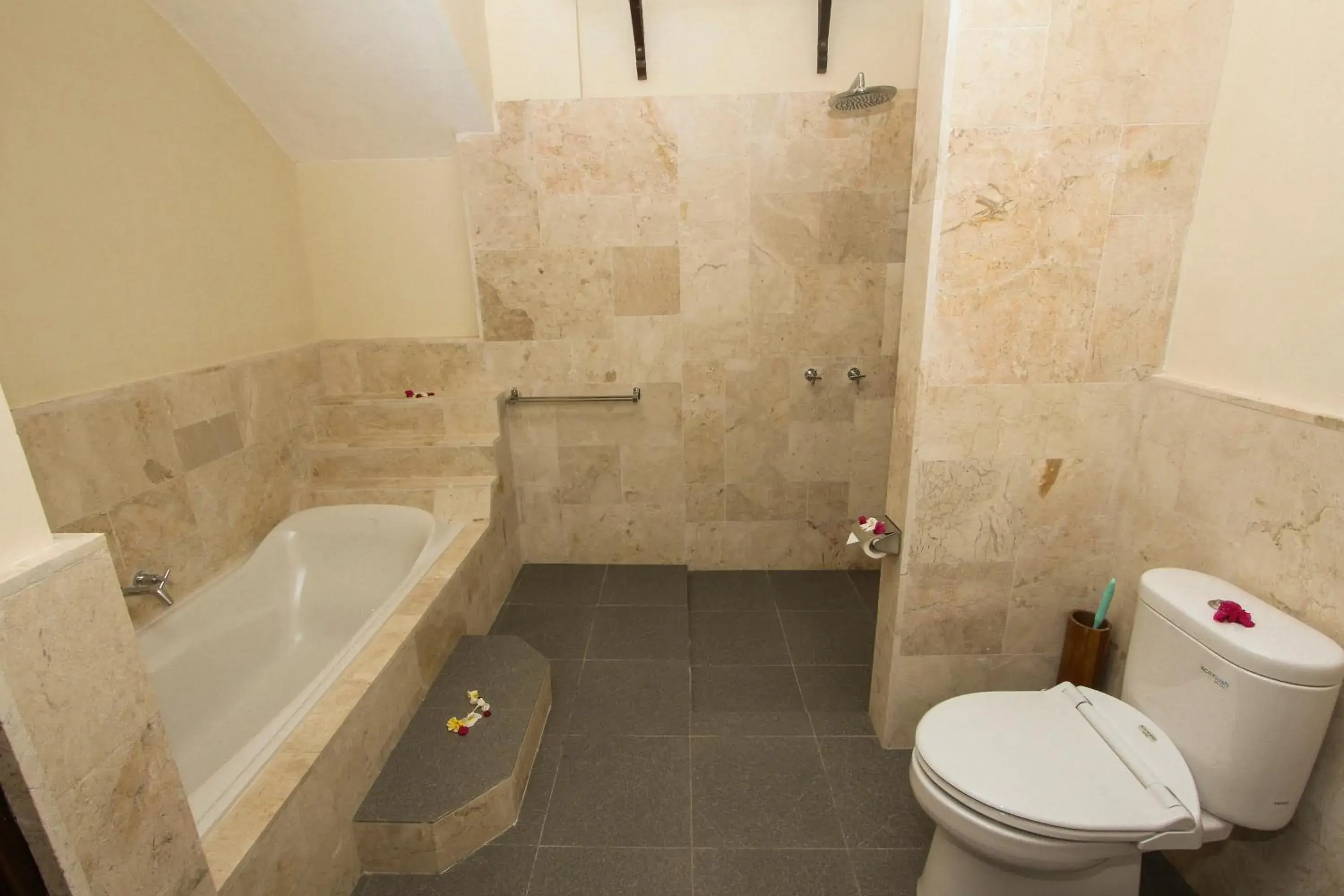 Deluxe Triple Room in Rinjani Lodge Deluxe Triple Room in Rinjani Lodge