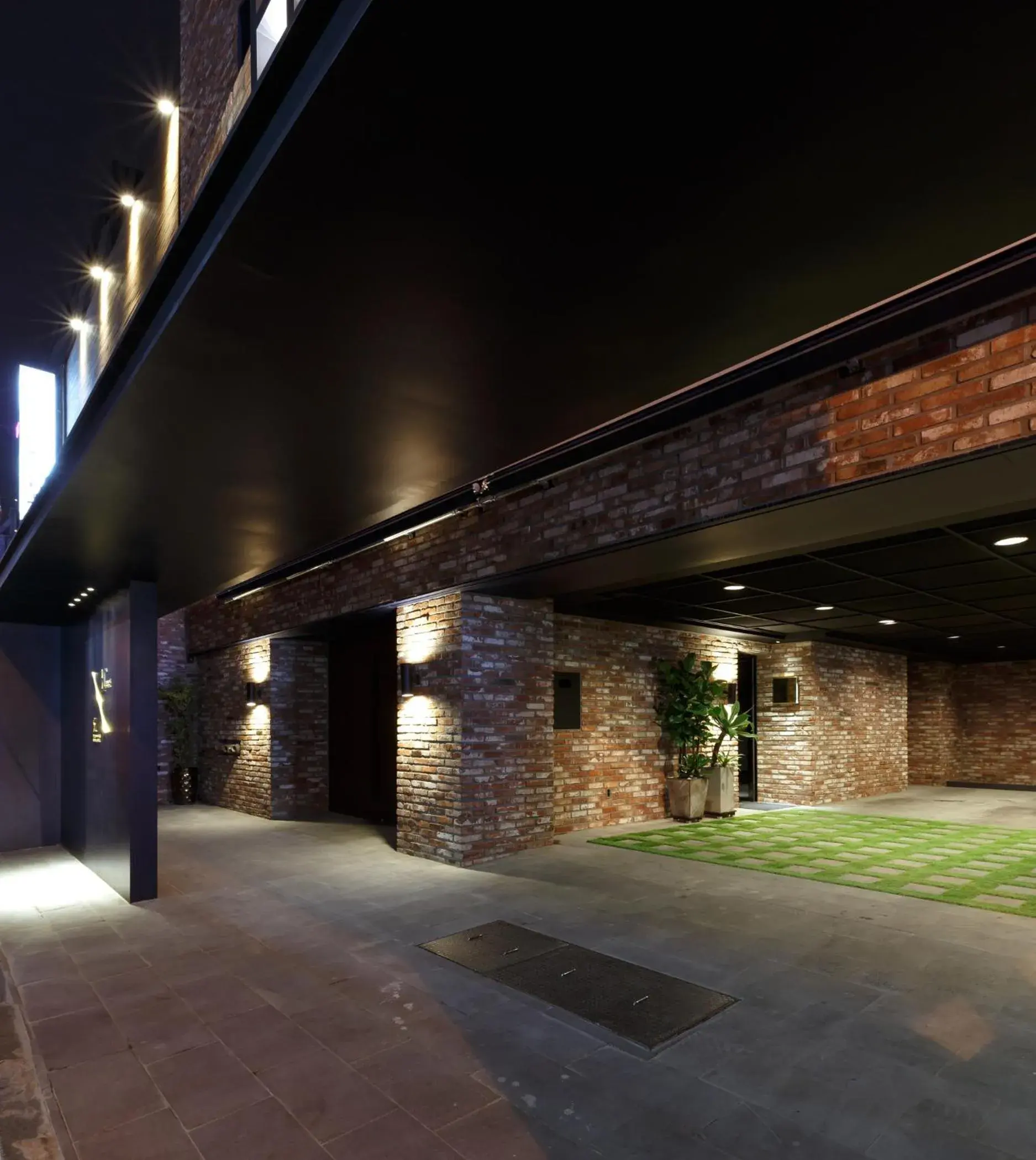 Facade/entrance in H Hotel Facade/entrance in H Hotel