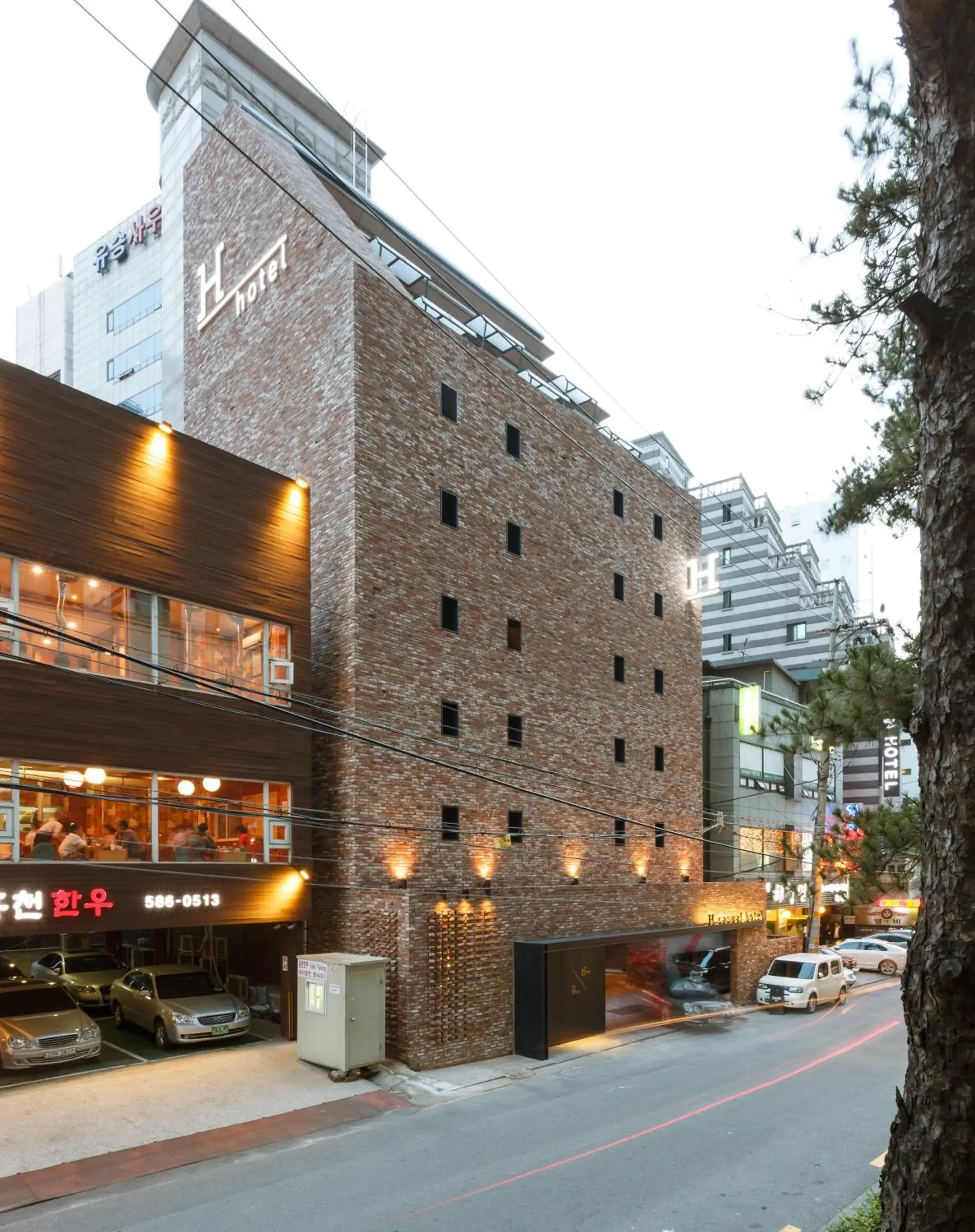 Facade/entrance in H Hotel Facade/entrance in H Hotel