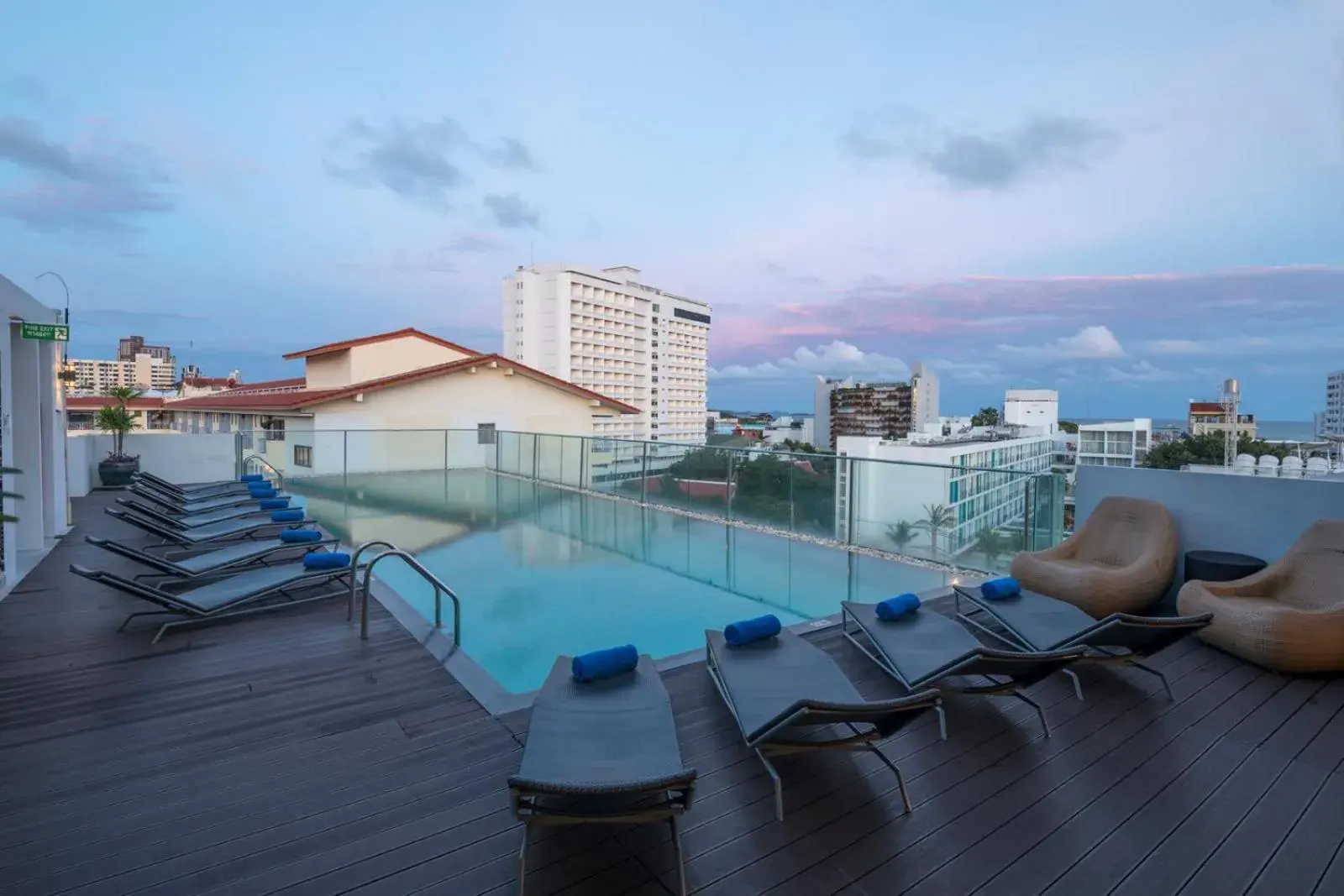 Swimming pool in Travelodge Pattaya Swimming pool in Travelodge Pattaya