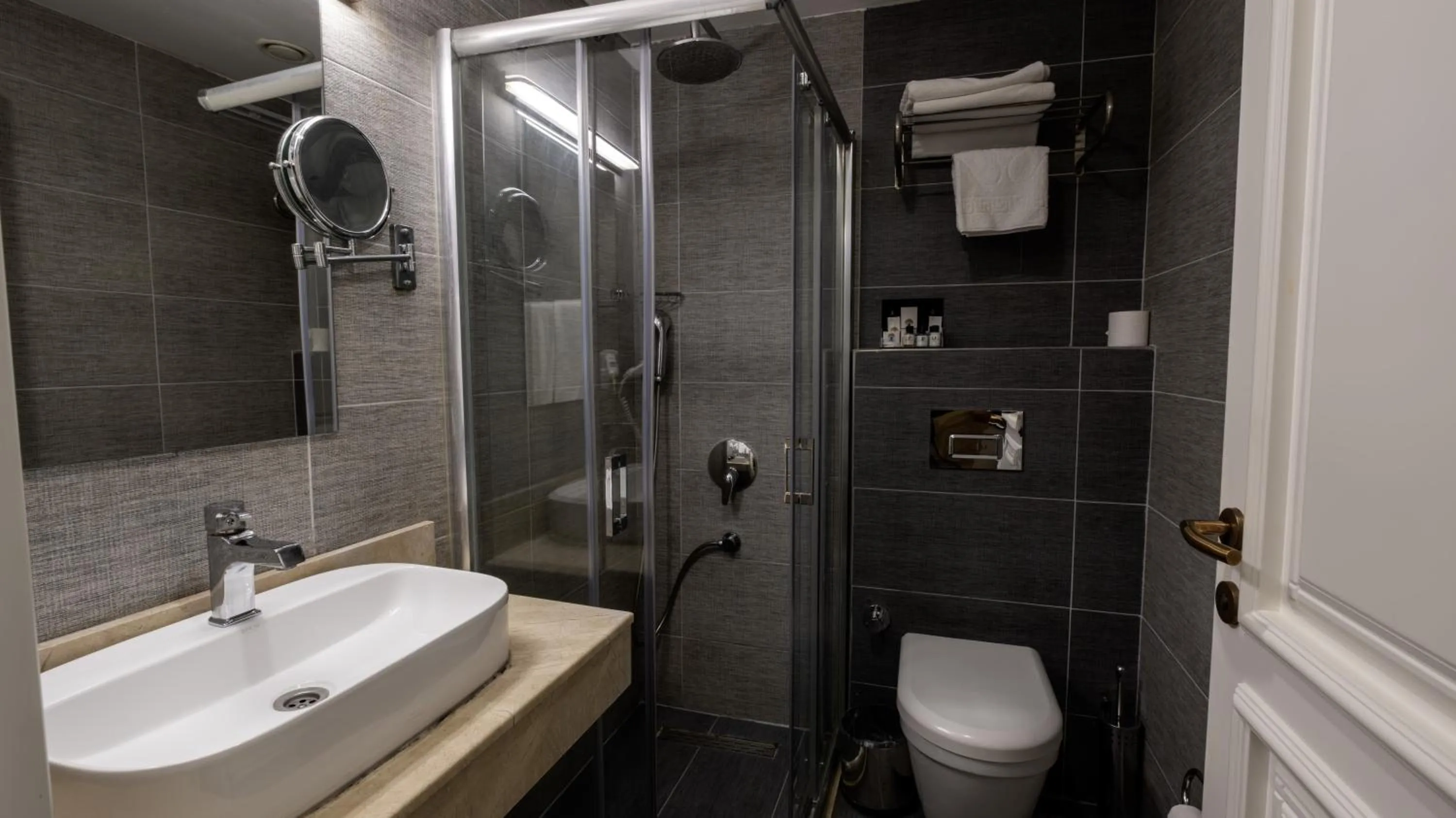 Shower in Mai İnci Otel