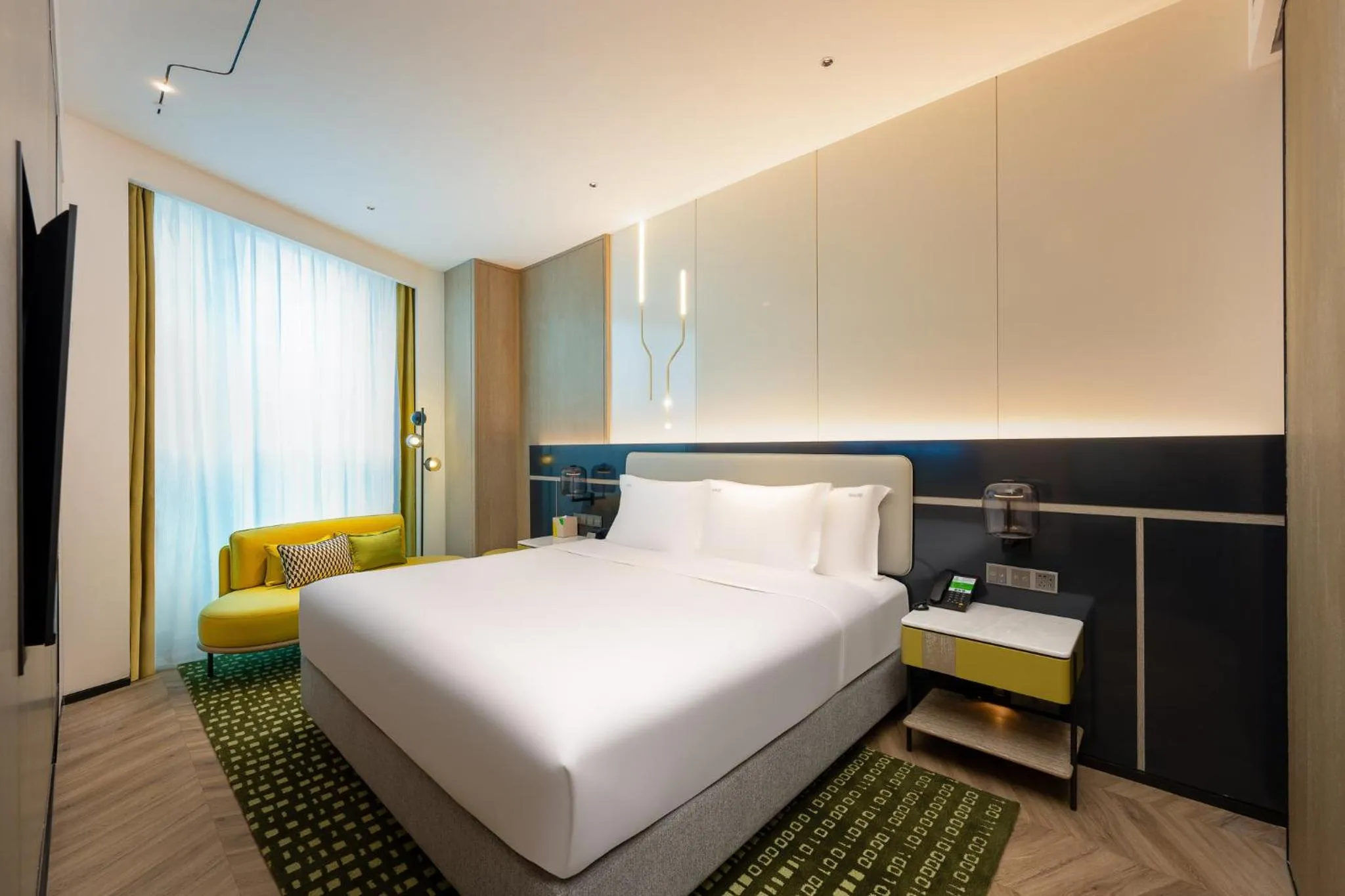 Photo of the whole room, Bed in Holiday Inn Chongqing Data Valley by IHG