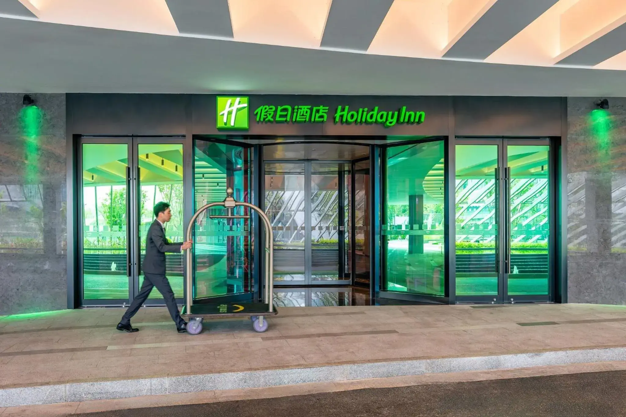 Property building in Holiday Inn Chongqing Data Valley by IHG Property building in Holiday Inn Chongqing Data Valley by IHG