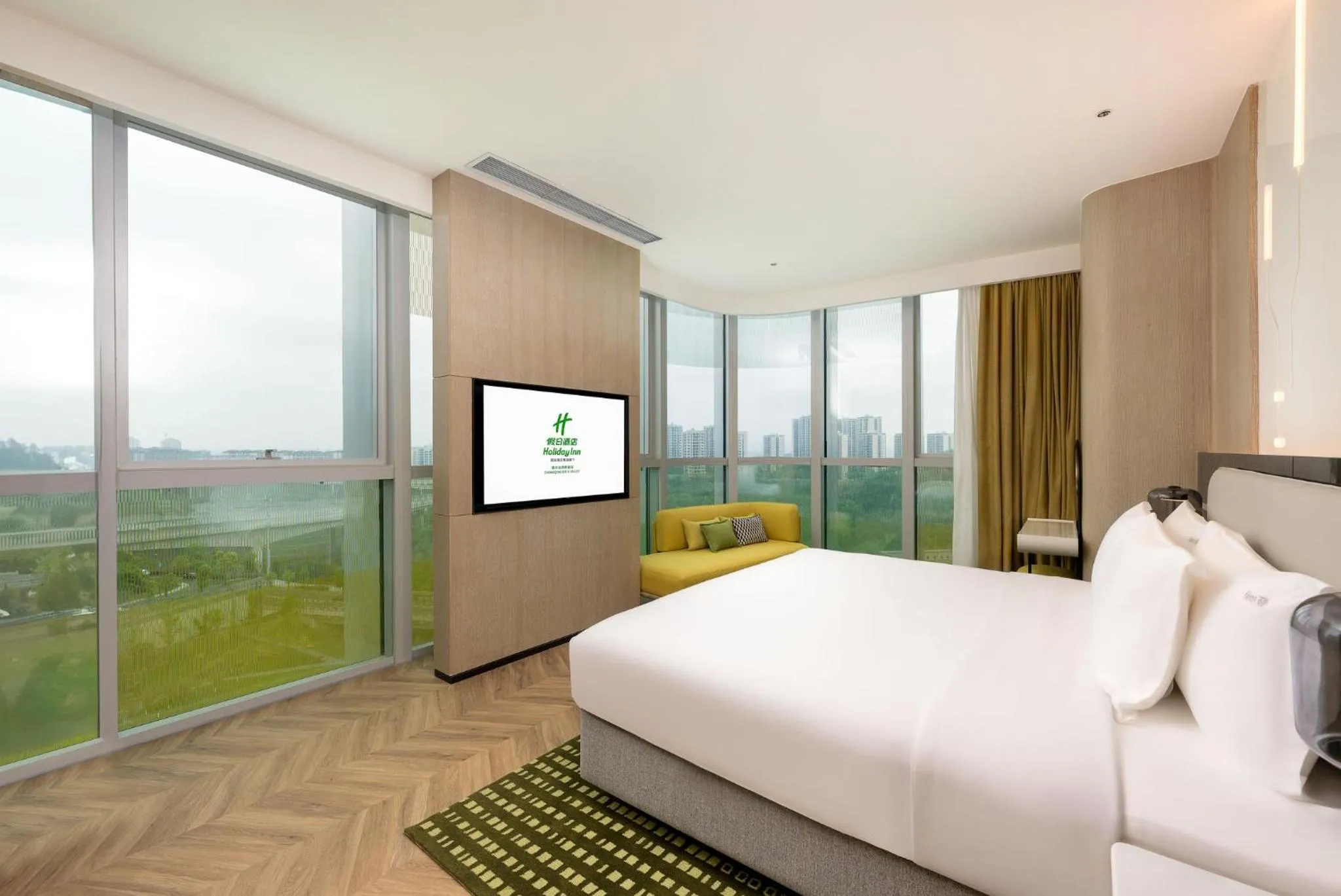 Photo of the whole room, Bed in Holiday Inn Chongqing Data Valley by IHG