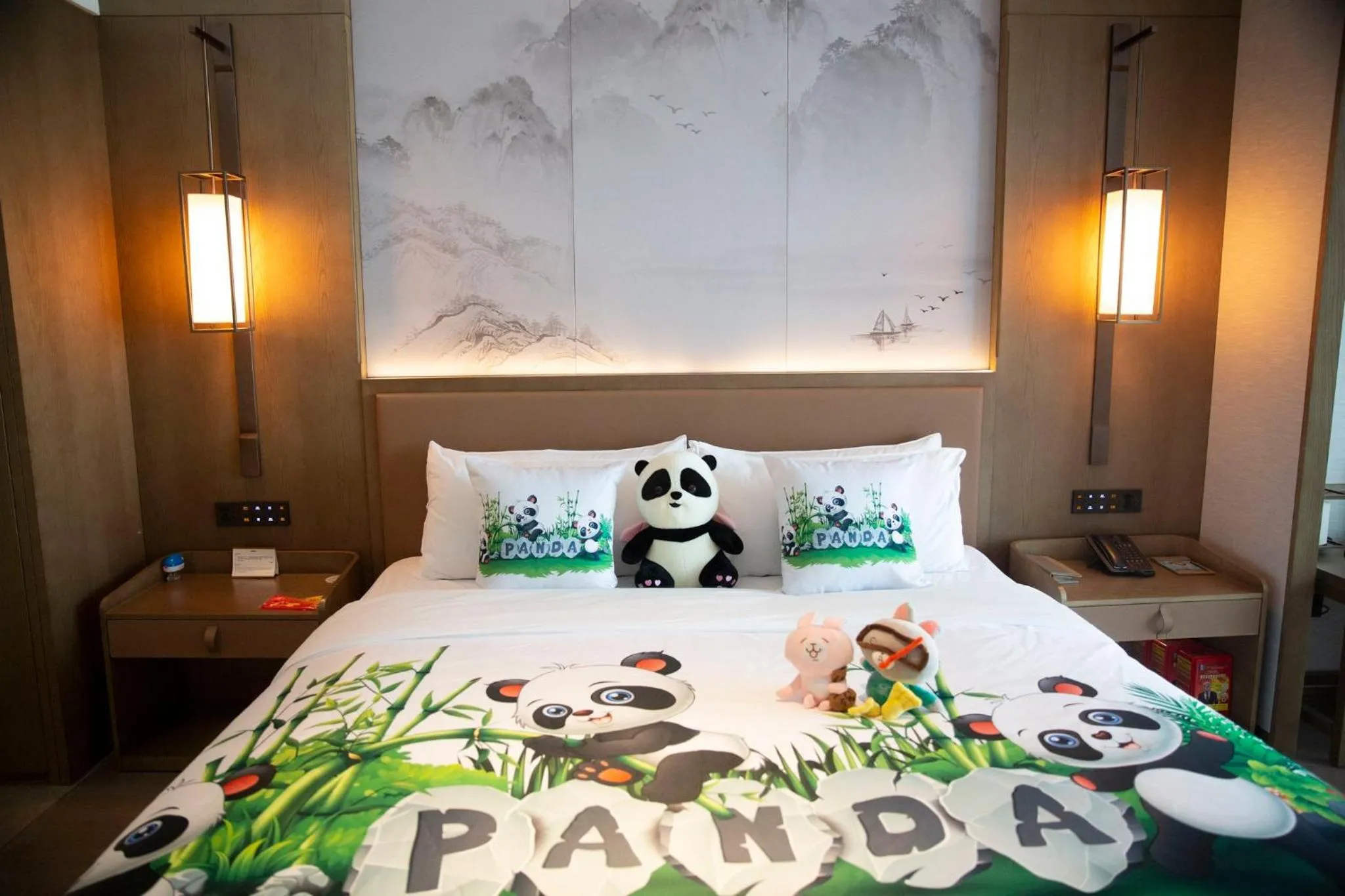 Photo of the whole room, Bed in Crowne Plaza Chengdu Wuhou by IHG