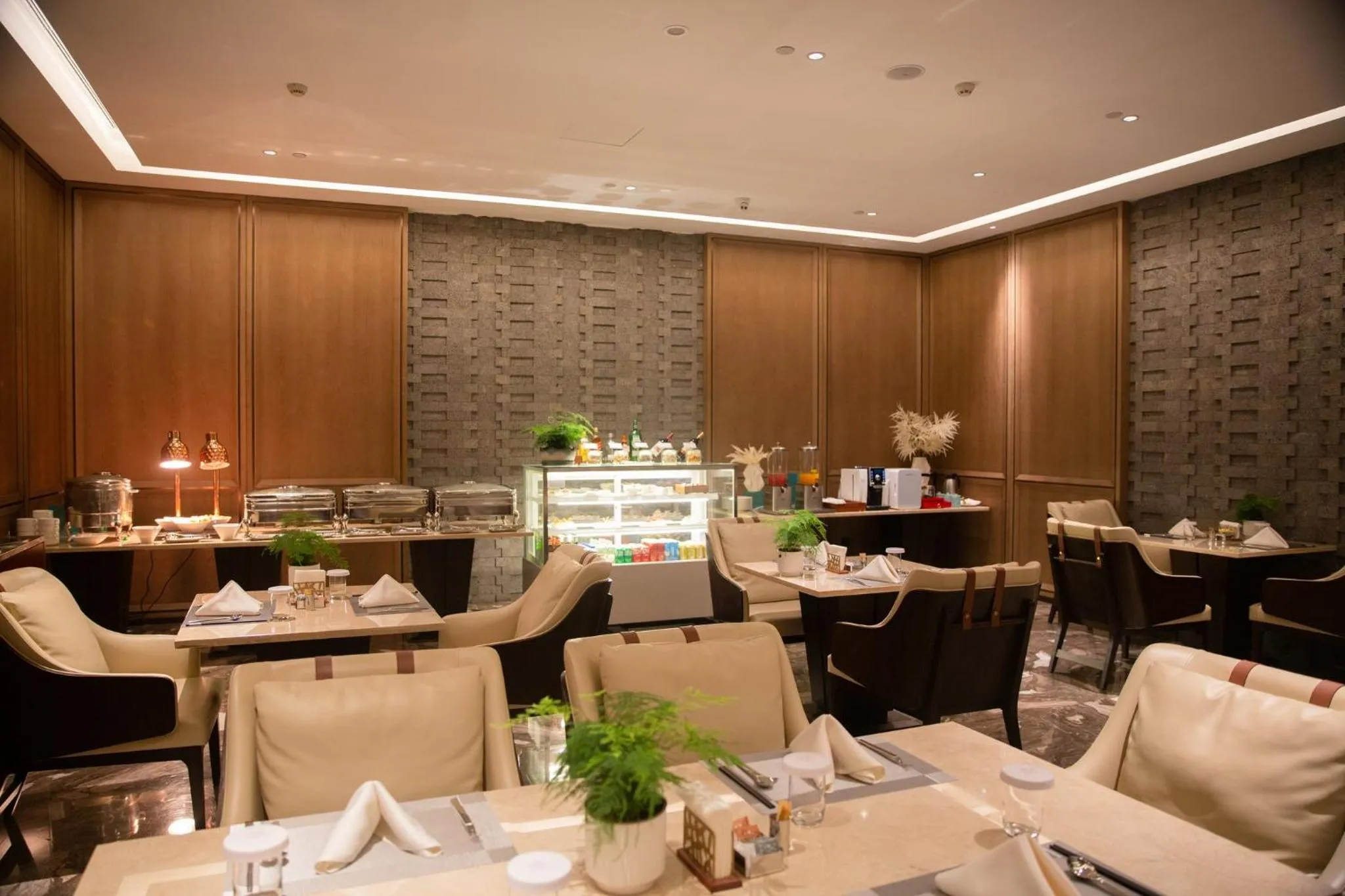 Lounge or bar in Crowne Plaza Chengdu Wuhou by IHG