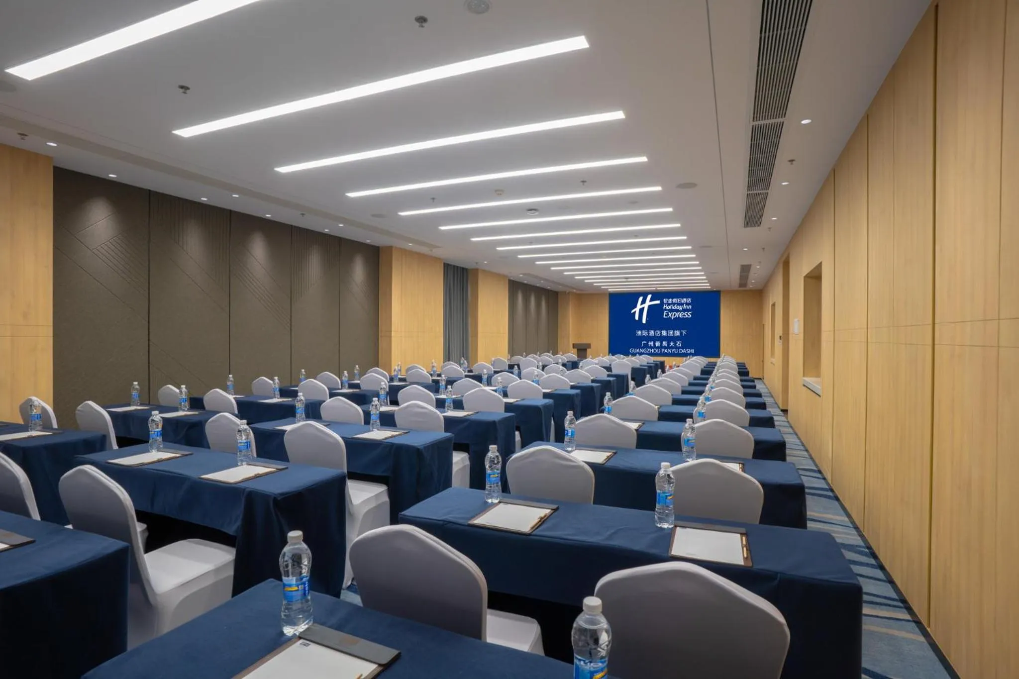 Meeting/conference room in Holiday Inn Express Guangzhou Panyu Dashi by IHG