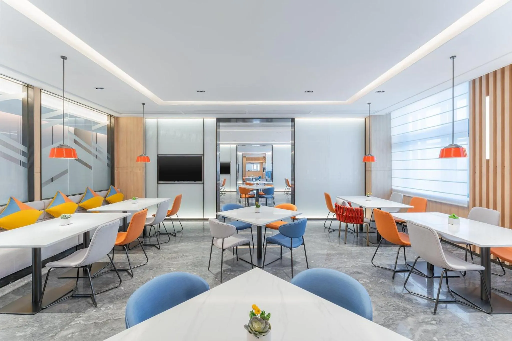 Restaurant/places to eat in Holiday Inn Express Guangzhou Panyu Dashi by IHG