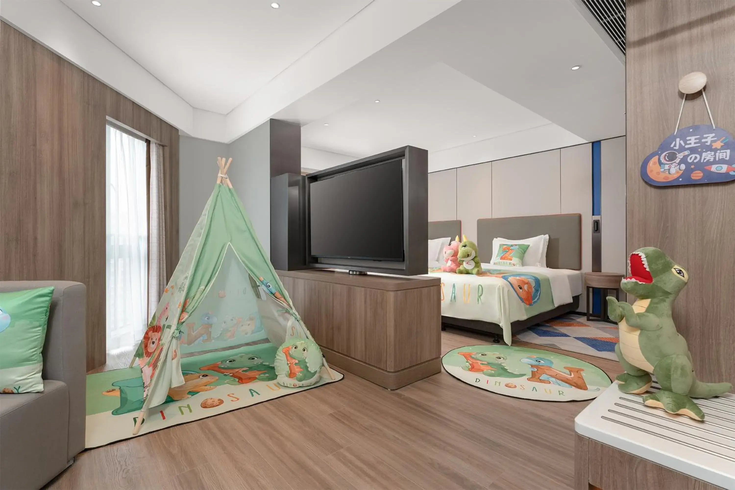 Photo of the whole room, Bed in Holiday Inn Express Guangzhou Panyu Dashi by IHG Photo of the whole room, Bed in Holiday Inn Express Guangzhou Panyu Dashi by IHG