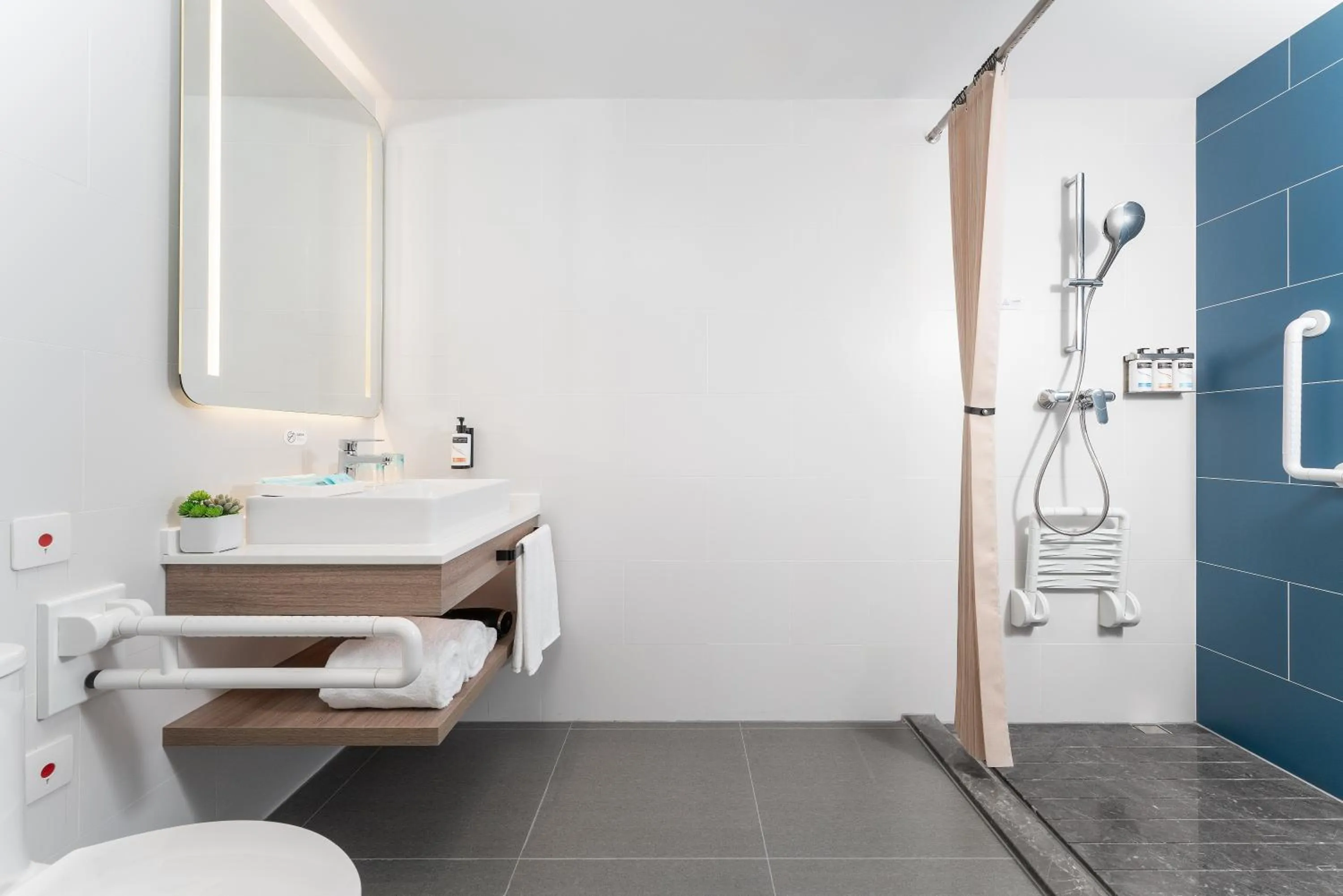 Shower in Holiday Inn Express Guangzhou Panyu Dashi by IHG