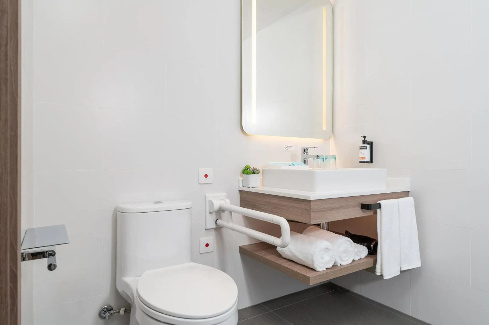 Photo of the whole room in Holiday Inn Express Guangzhou Panyu Dashi by IHG