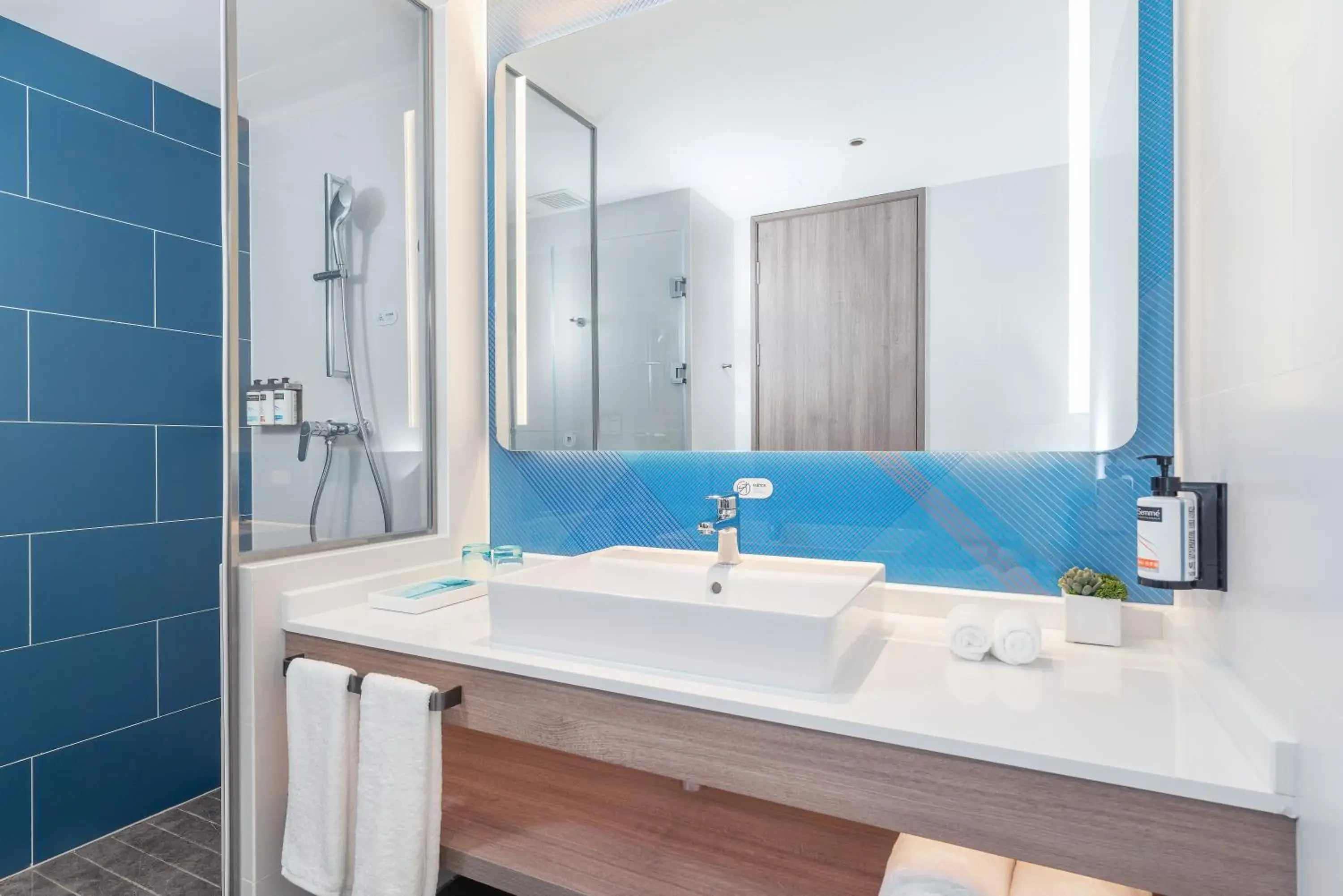 High Floor Standard Twin Room in Holiday Inn Express Guangzhou Panyu Dashi by IHG High Floor Standard Twin Room in Holiday Inn Express Guangzhou Panyu Dashi by IHG