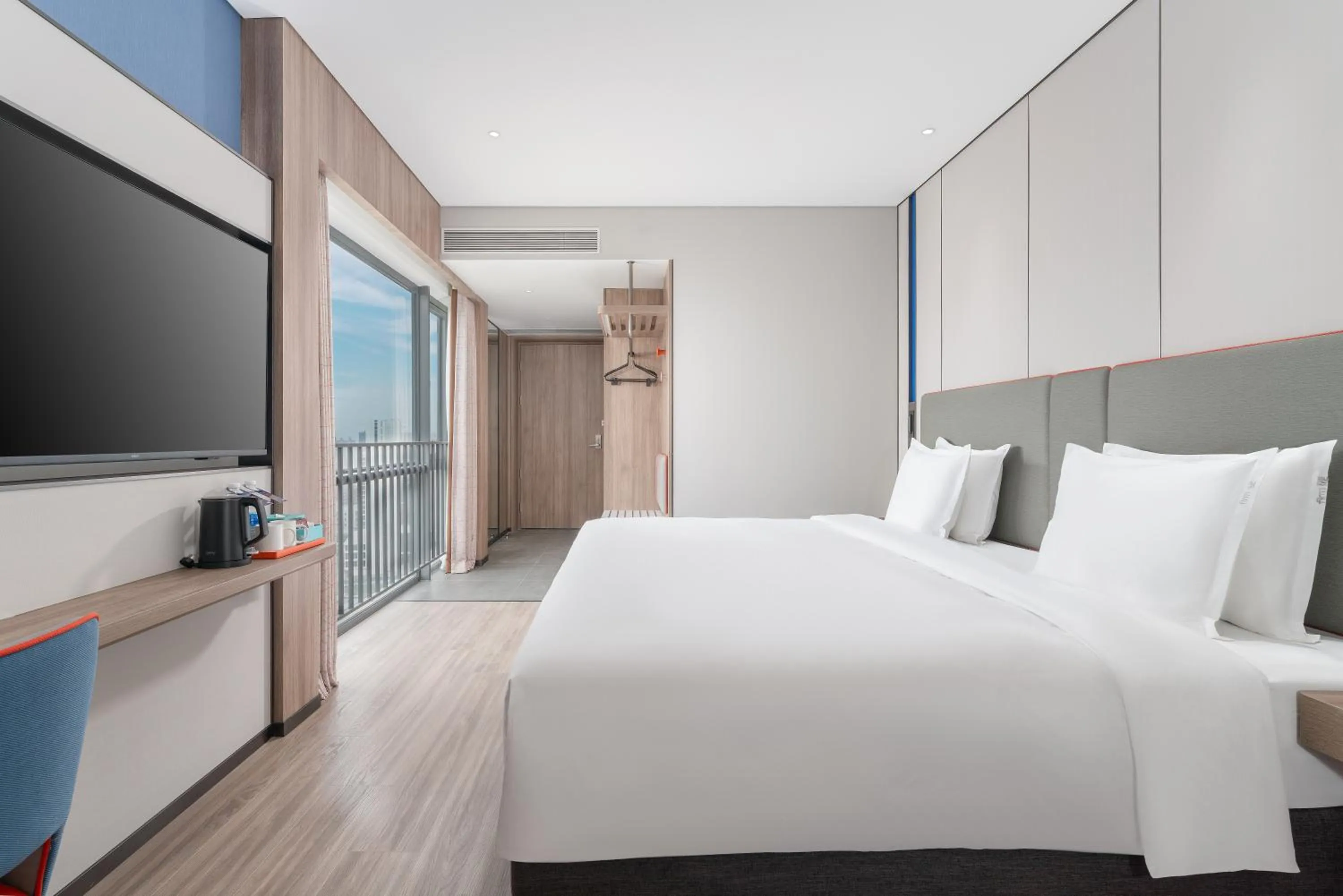 Property building, Bed in Holiday Inn Express Guangzhou Panyu Dashi by IHG