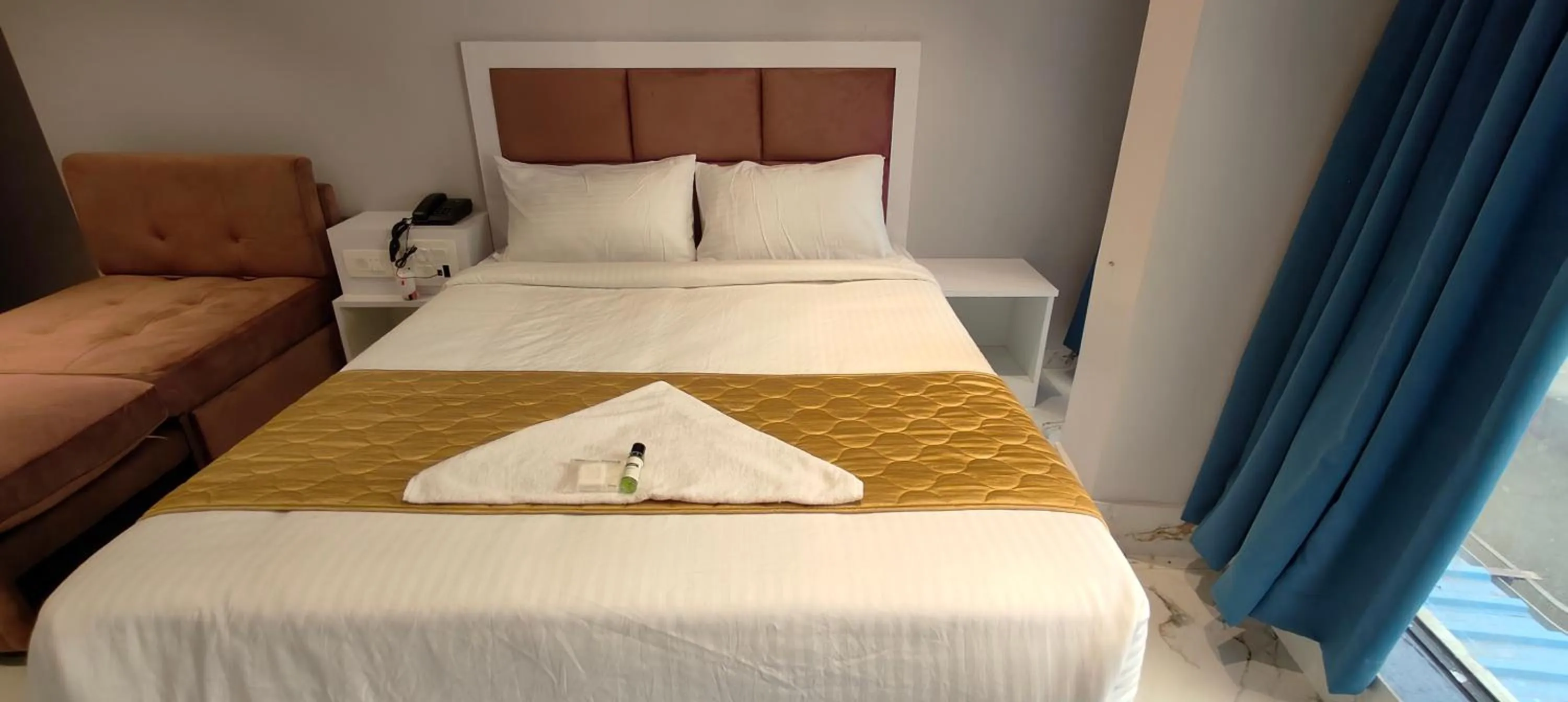 Bed in Grand Dyad Hotel - Near Kokilaben Hospital Andheri West