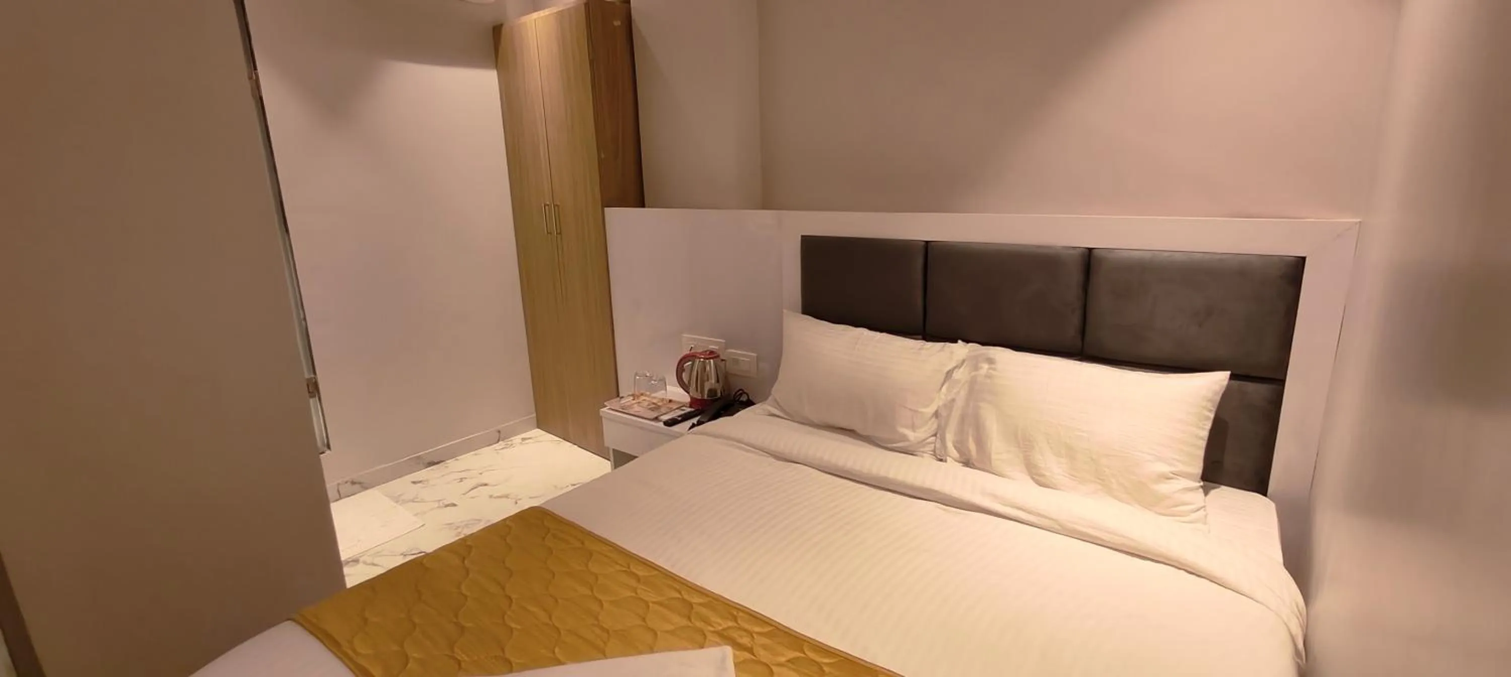 Bed in Grand Dyad Hotel - Near Kokilaben Hospital Andheri West