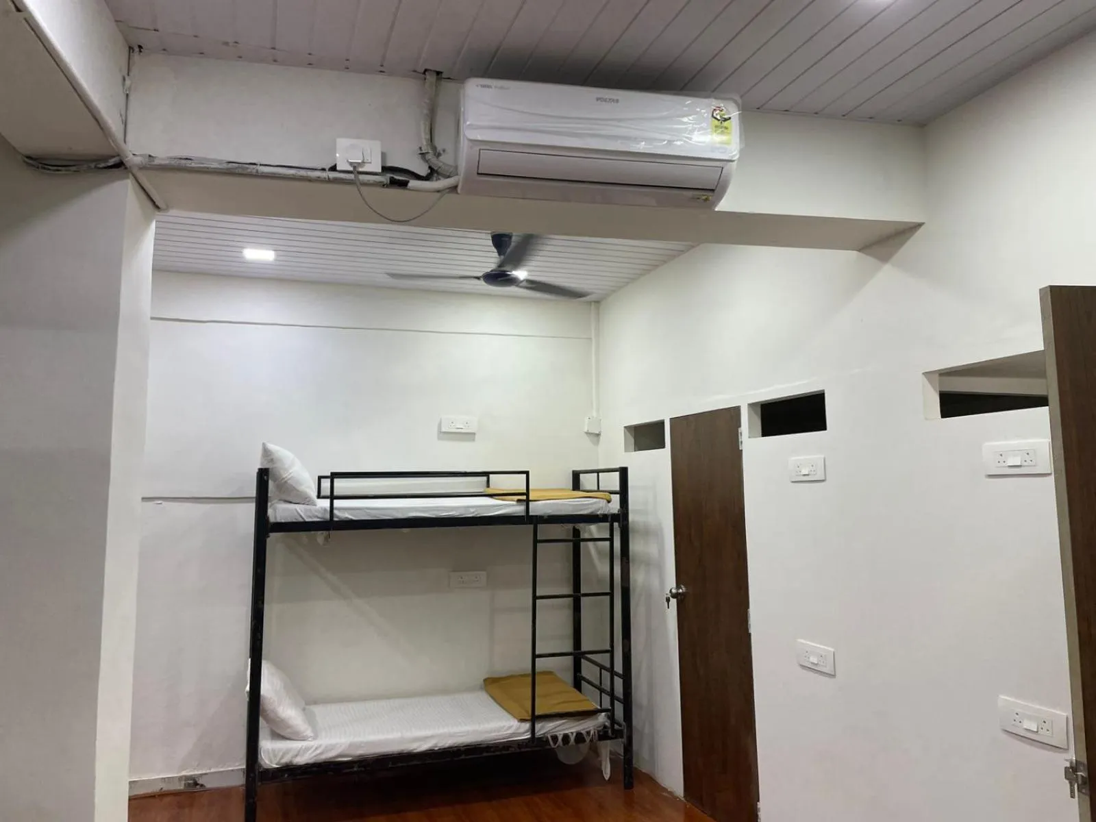 bunk bed in Grand Dyad Hotel - Near Kokilaben Hospital Andheri West