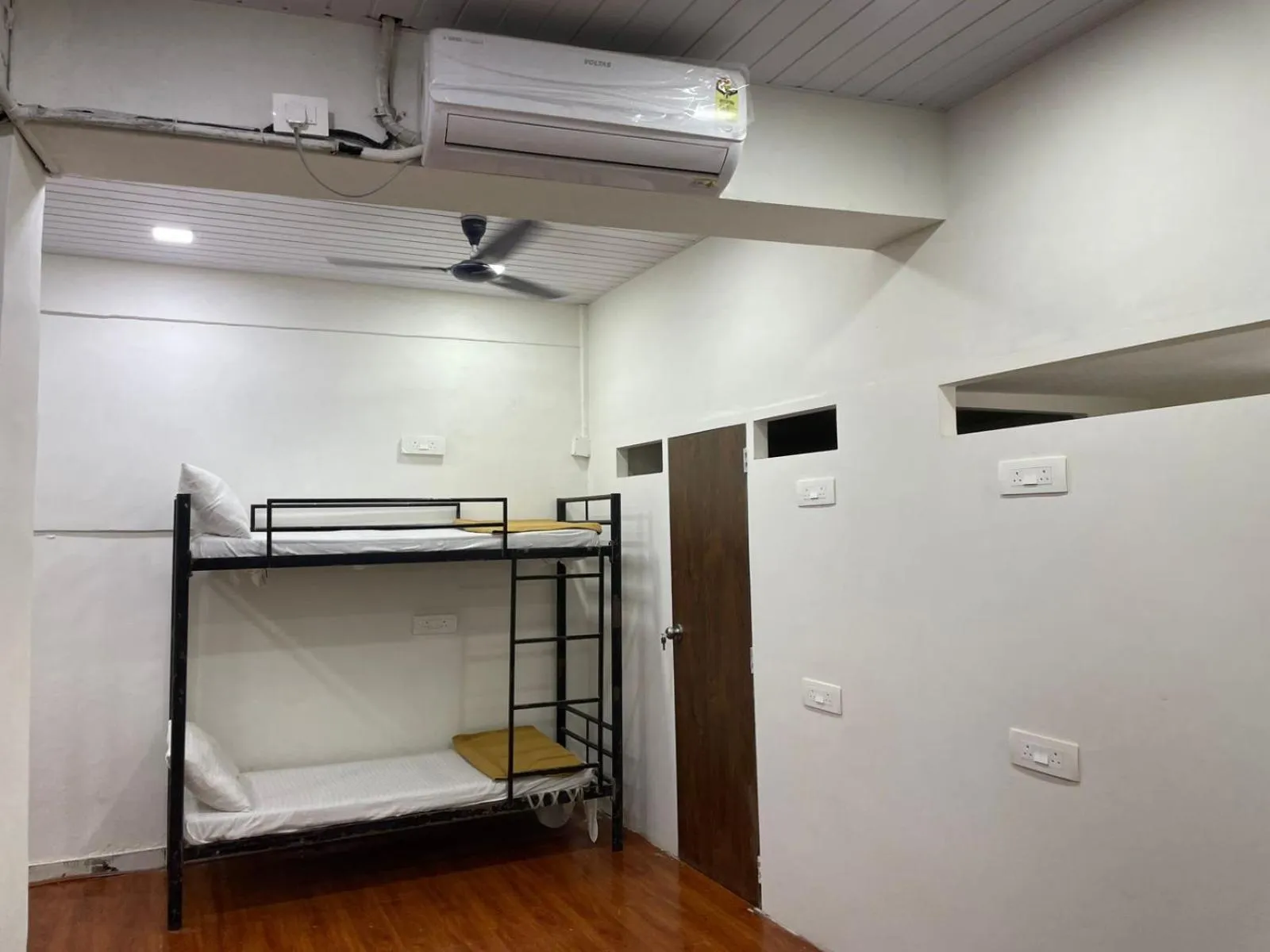 Bed in Grand Dyad Hotel - Near Kokilaben Hospital Andheri West